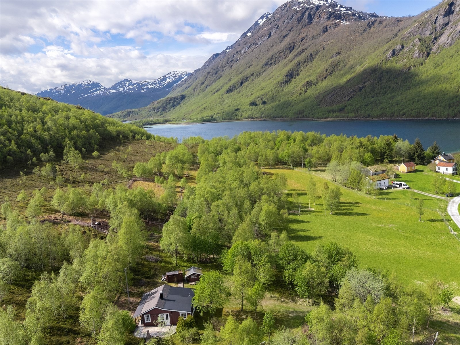Kommunesenteret i Steigen, Leinesfjorden, ligger ca 34 km vest for Straumfjorden. I Leinesfjord finner man skoler, barnehage, kommunehus, diverse servicetilbud og butikker. Galleribilde