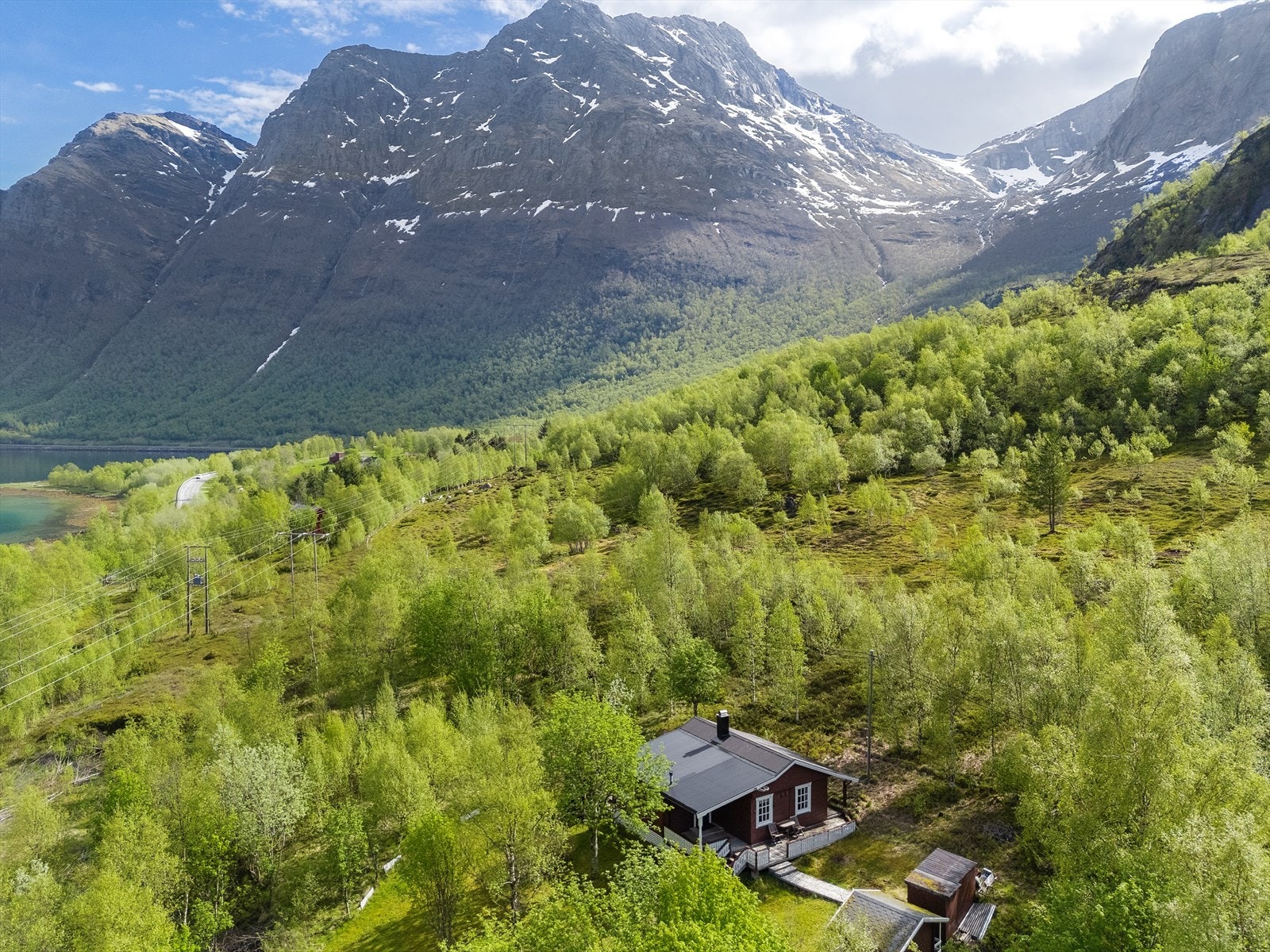 Eiendommen ligger nord/vestvendt, har gode sol og lysforhold, og det er gode tur og fiskeforhold i nærområdet. Galleribilde
