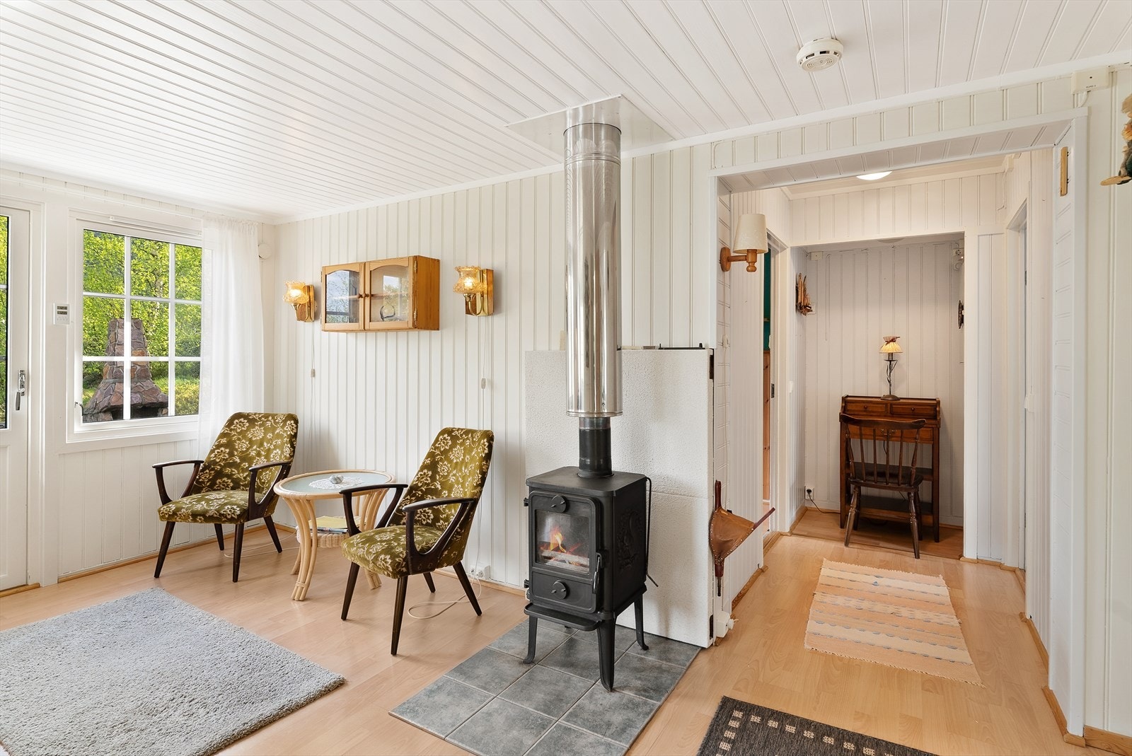 Ved utvidelsen i 2004 ble det også satt inn vedovn og etablert pipe. Galleribilde