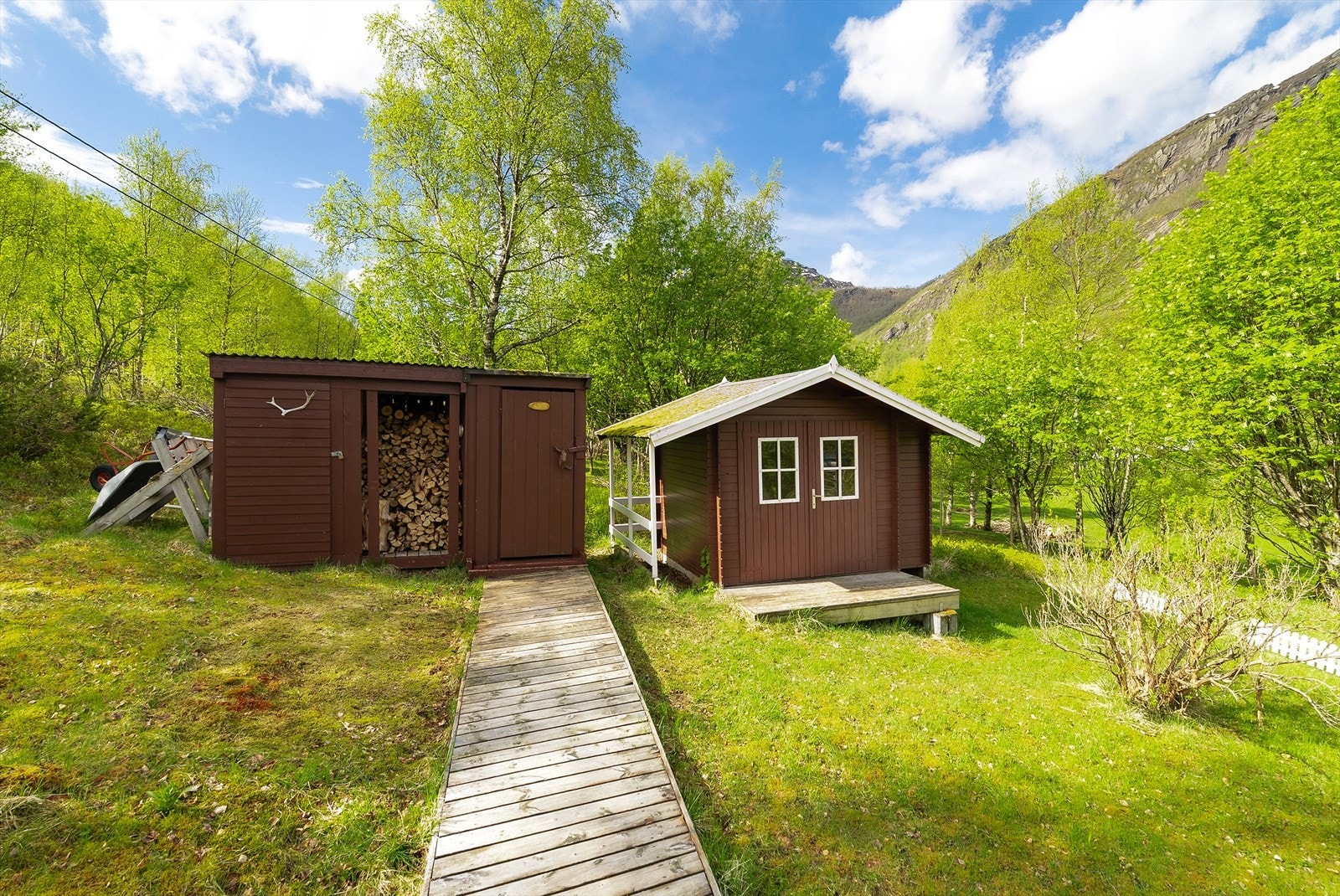 Det er oppført uthus og utedo som har godt med bodplass, med tilkobling til hytten via terrasse. Arealet på de to byggene er oppmålt til 10 kvm. Galleribilde
