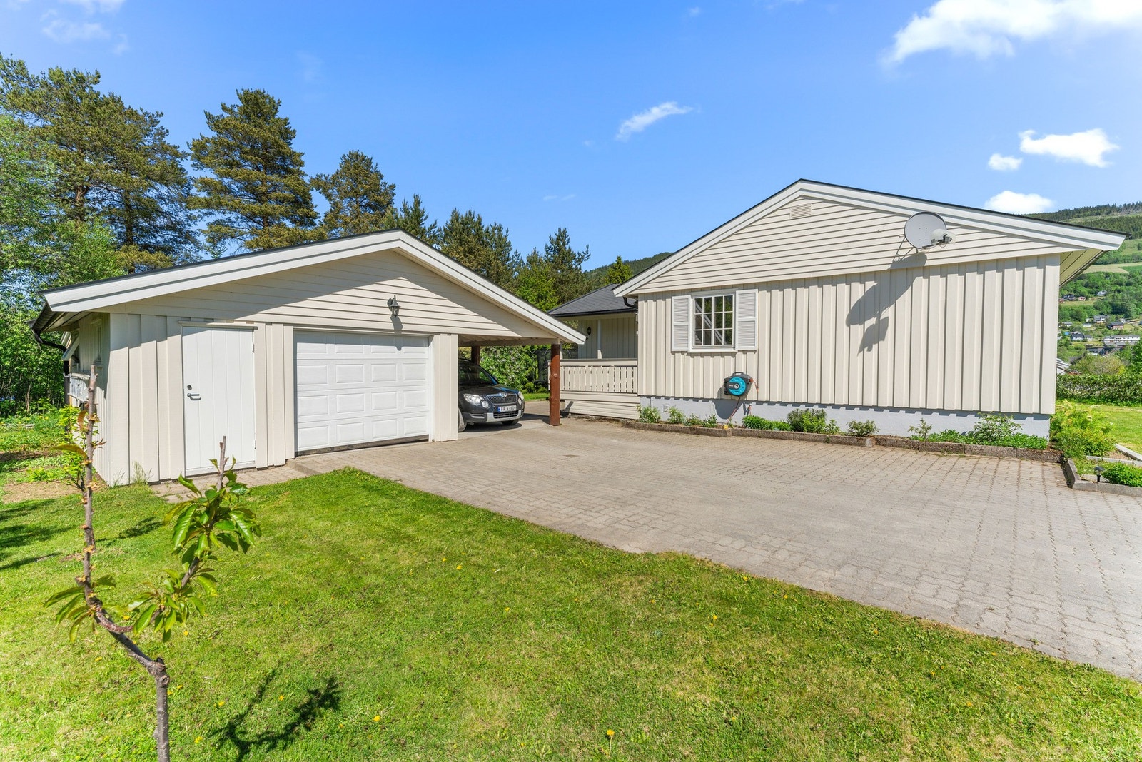 Garasje på 27 kvm og en carport på ca. 16 kvm. Galleribilde