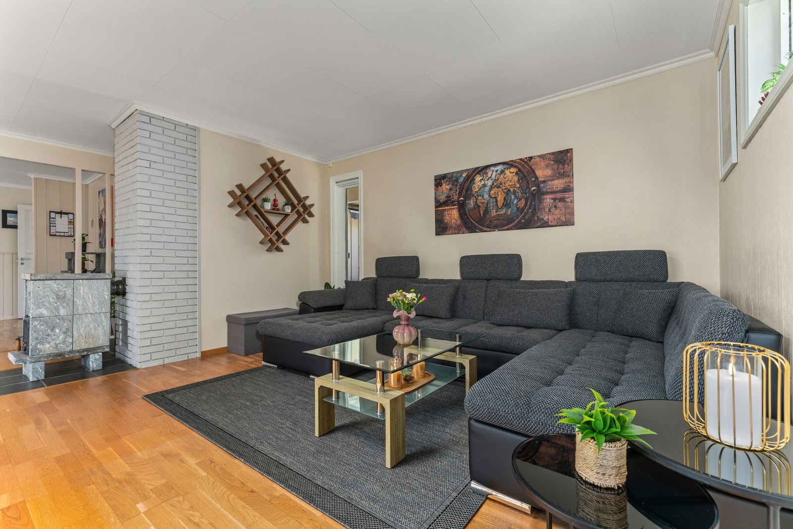 Her ligger alt til rette for rolige kvelder foran TV-en eller hyggelige sammenkomster. Galleribilde