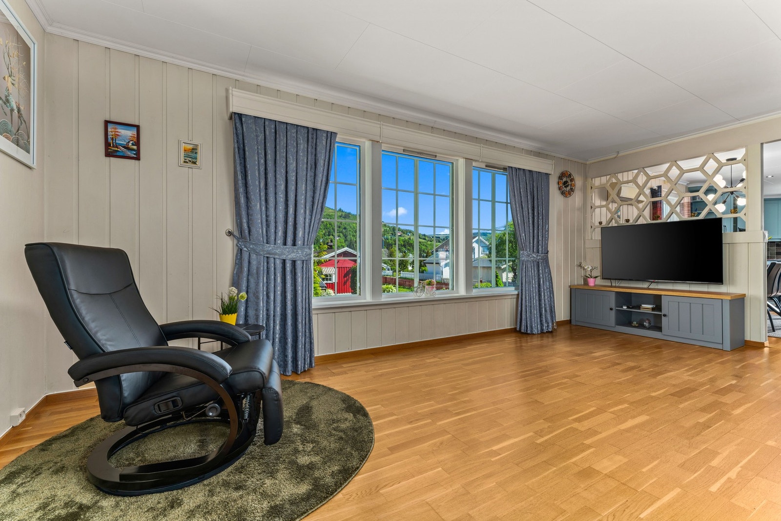 Store vinduer slipper inn rikelig med naturlig lys og skaper en åpen og lys atmosfære. Galleribilde