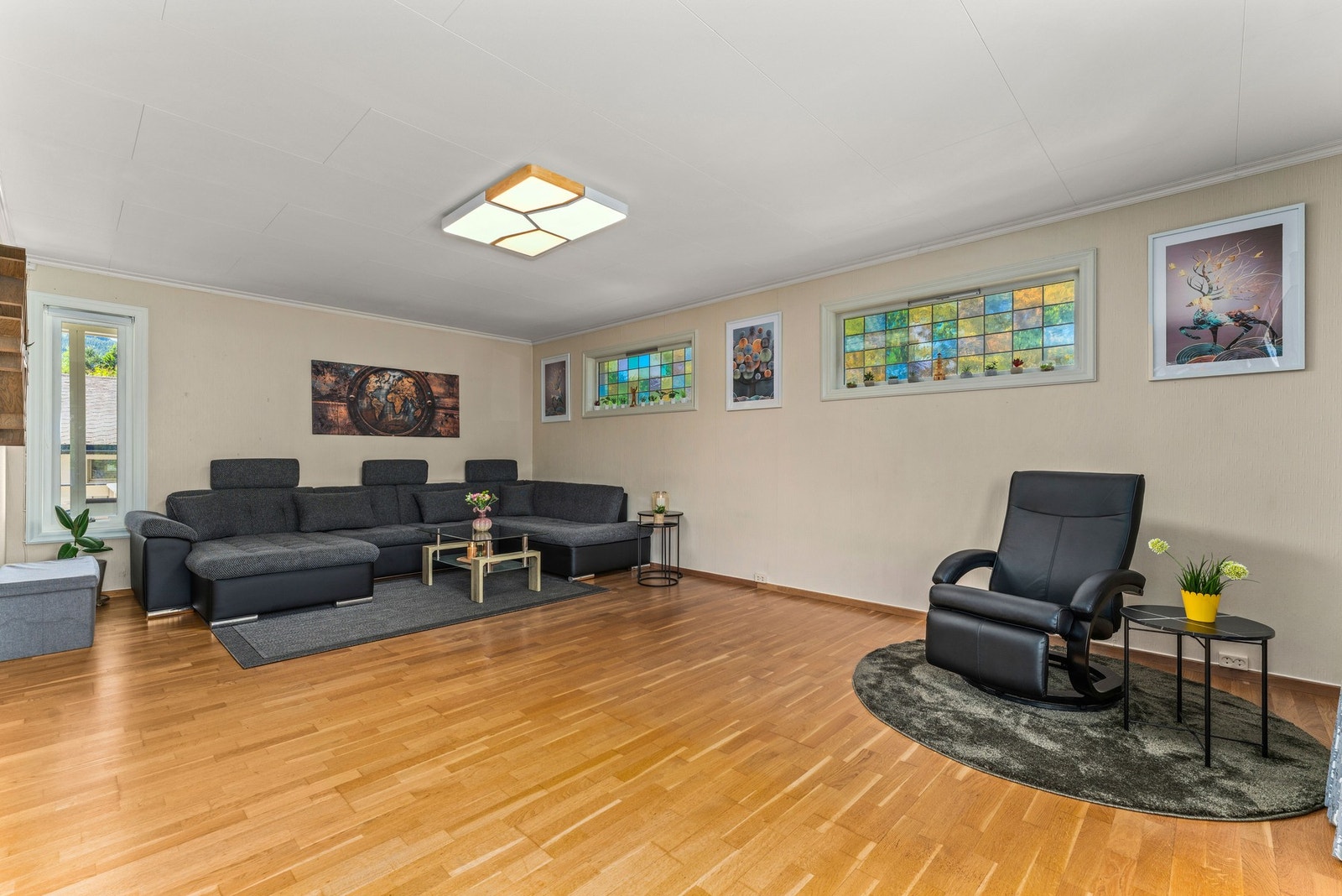 Stuen er av generøs størrelse og byr på flotte møbleringsmuligheter. Galleribilde