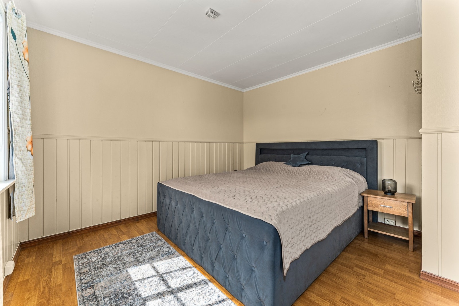 Sjarmerende brystpanel, og duse og behagelige fargetoner sørger for god atmosfære. Galleribilde