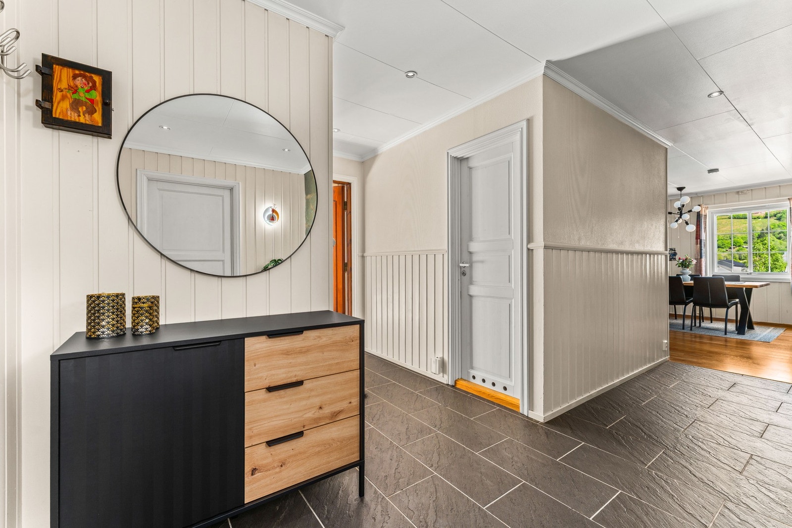 Lyse toner skaper et varmt og hyggelig førsteinntrykk. Her er det er god plass til oppbevaring av yttertøy og sko. Galleribilde