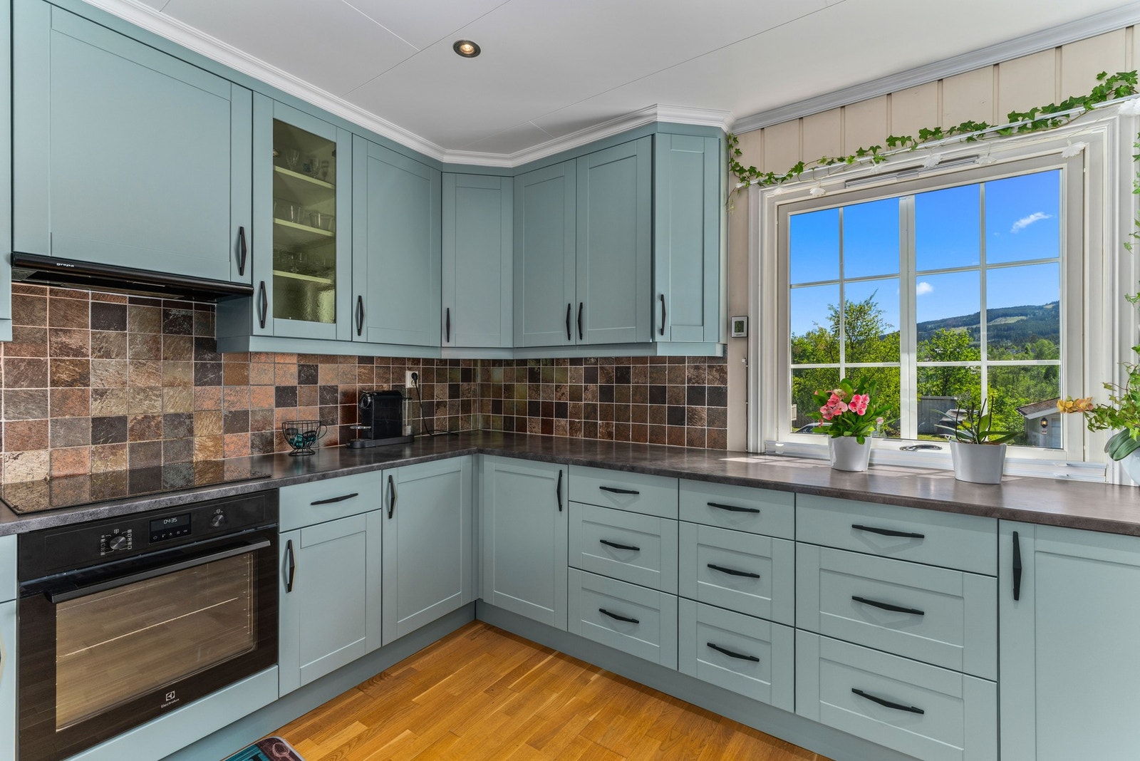 Kjøkkenet er utstyrt med frittstående kjøleskap og oppvaskmaskin, samt integrert platetopp og stekeovn, begge fra 2024. Integrerte hvitevarer, samt oppaskmaskinen medfølger. Galleribilde