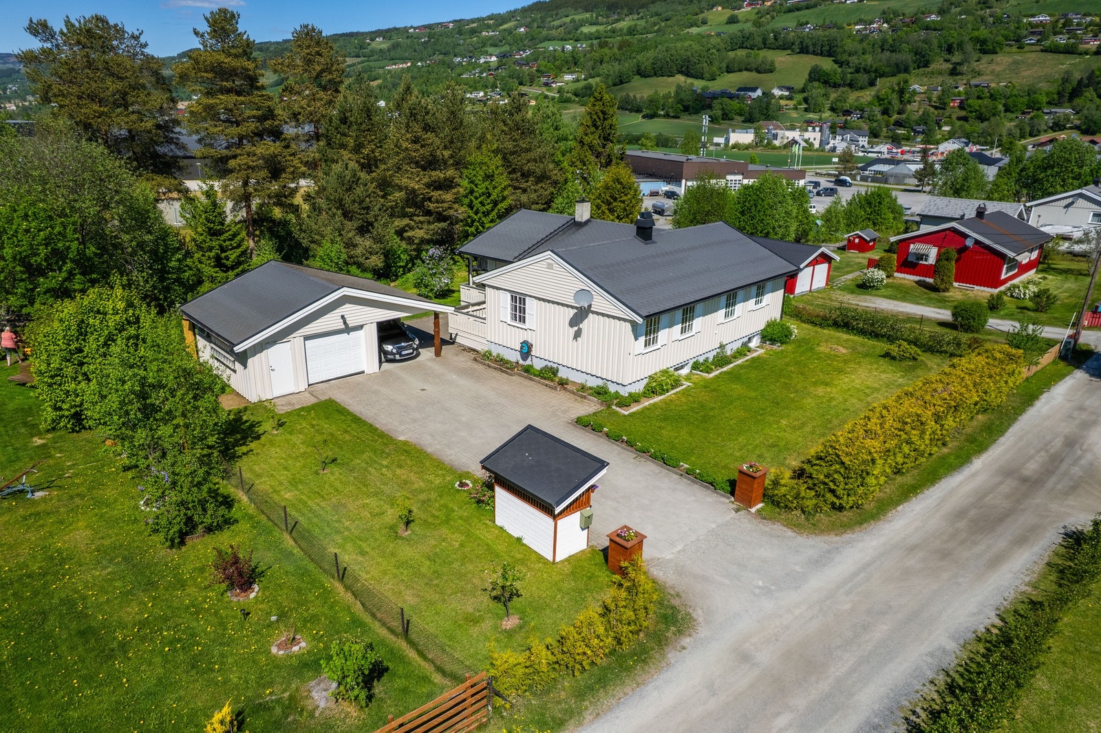 Eiendommen ligger solrikt til, i et rolig og familievenn boligområde, kun noen få minutter unna Segalstad Bru. Galleribilde