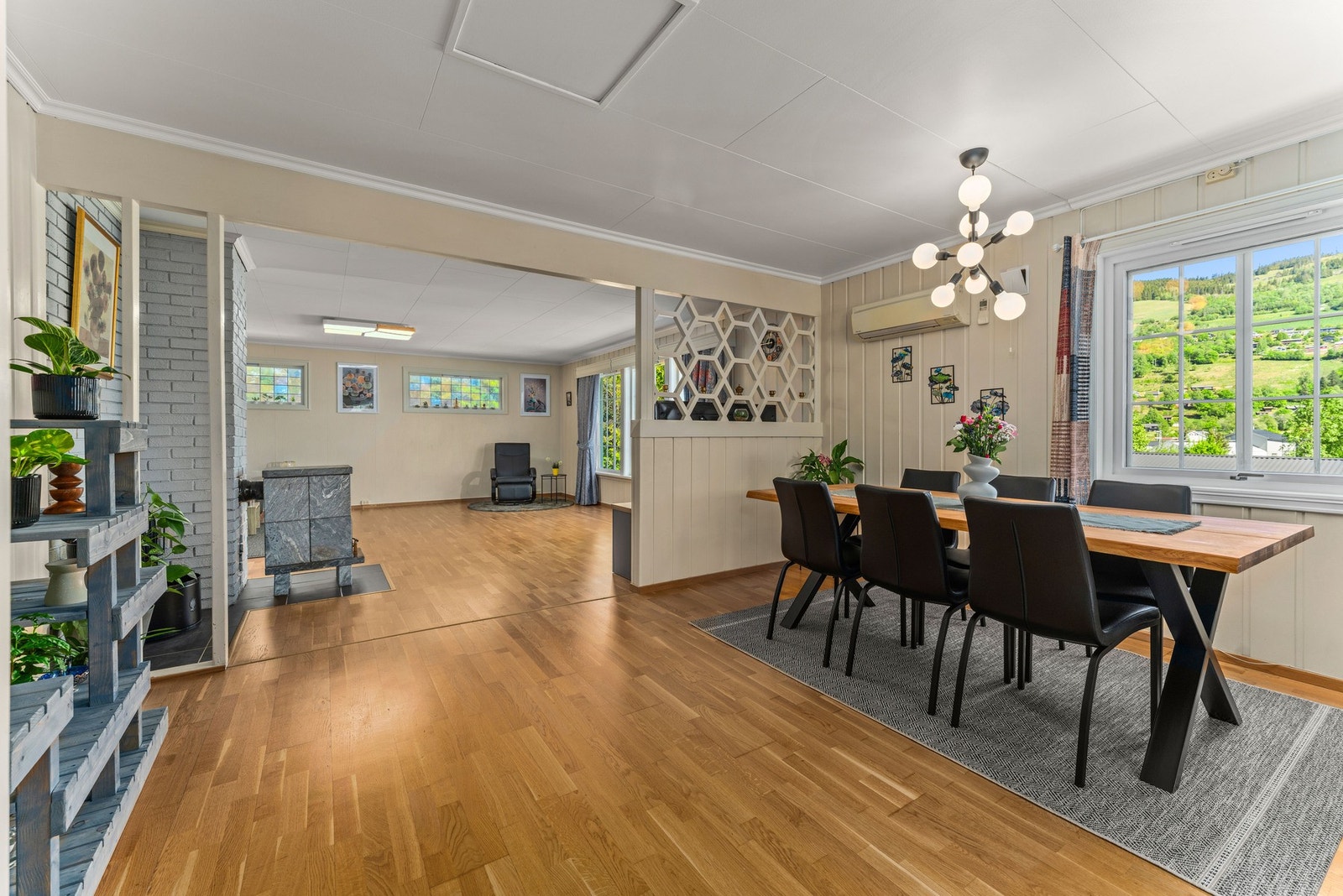 Parkett på gulv og trepanel å vegger gir et varmt preg, og luft-til-luft varmepumpe sørger for behagelig temperatur året rundt. Galleribilde