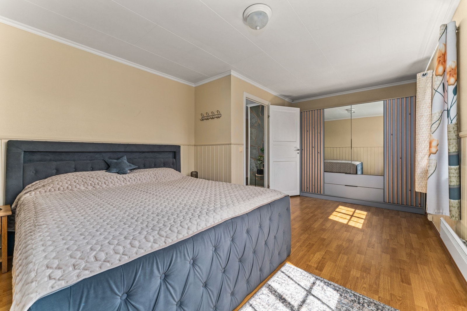 Hovedsoverommet er av svært god størrelse, og har en stor garderobeløsning som gir rikelig med oppbevaringsplass. Galleribilde