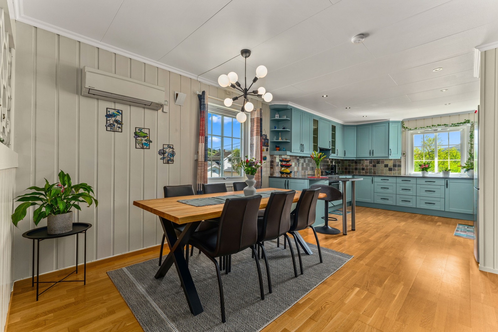 Spisestuen er luftig og innbydende, med god plass til spisebord til både hverdag og fest. Galleribilde