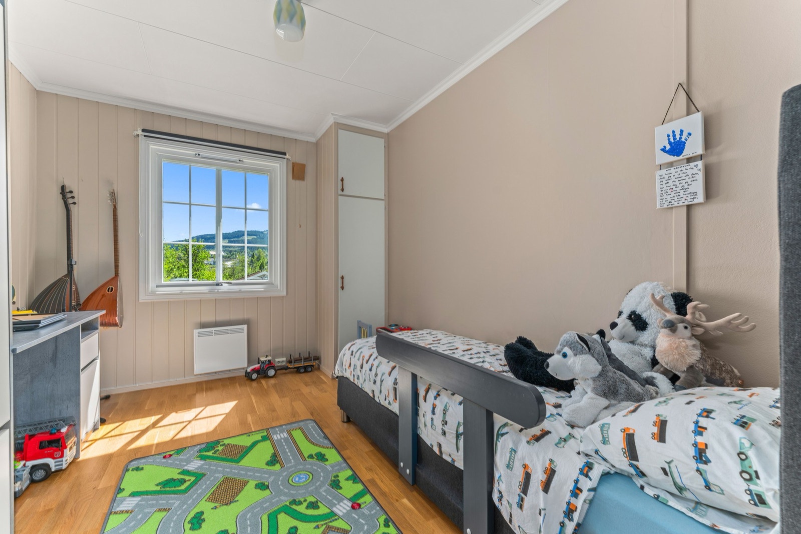 Soverom 3. Rommene egner seg godt som barnerom, kontor eller gjesterom - alt etter behov. Galleribilde