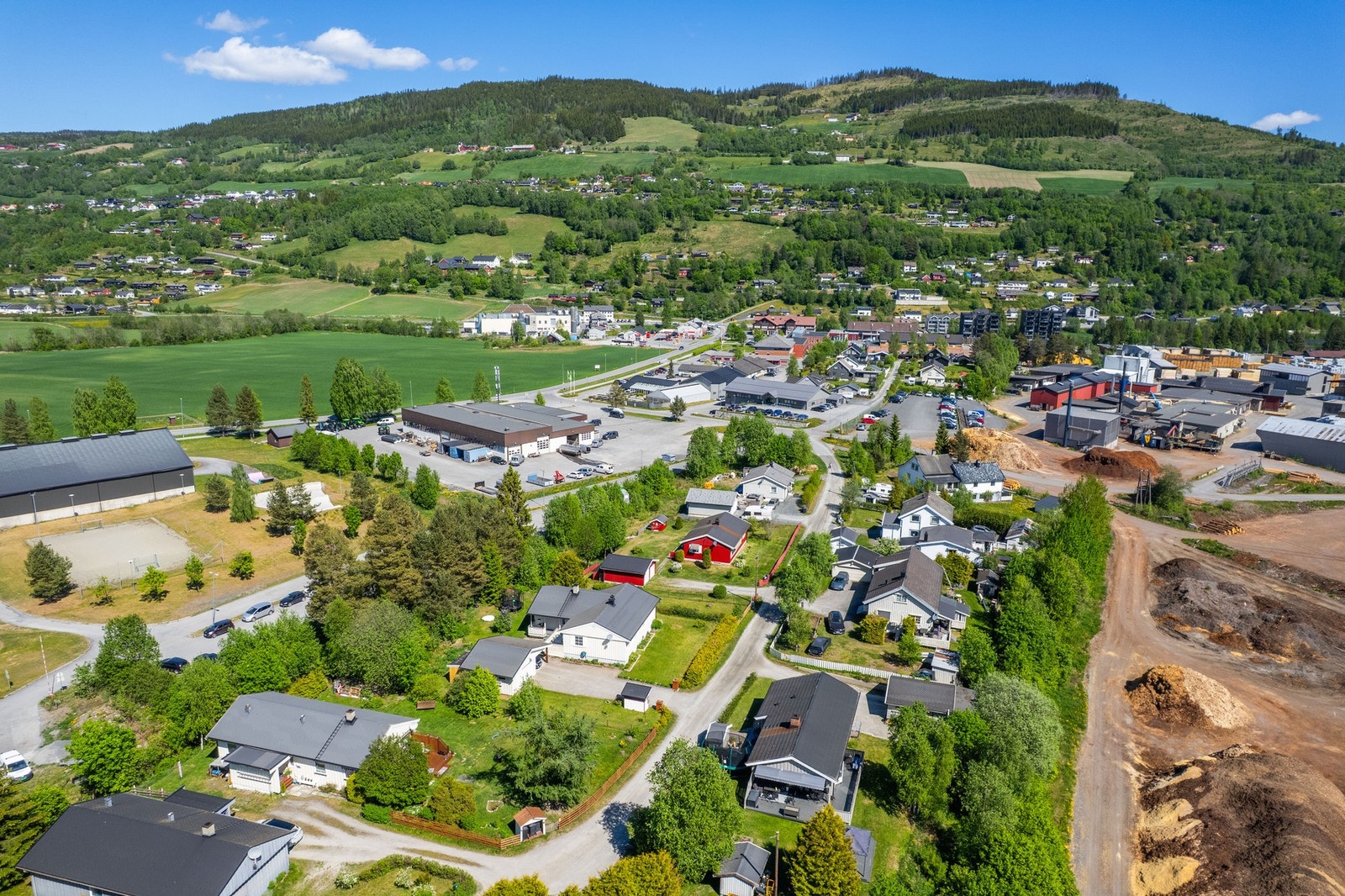 Eiendommen ligger i et barnevennlig og hyggelig boligområde, rett i nærheten av Segalstad Bru. Galleribilde