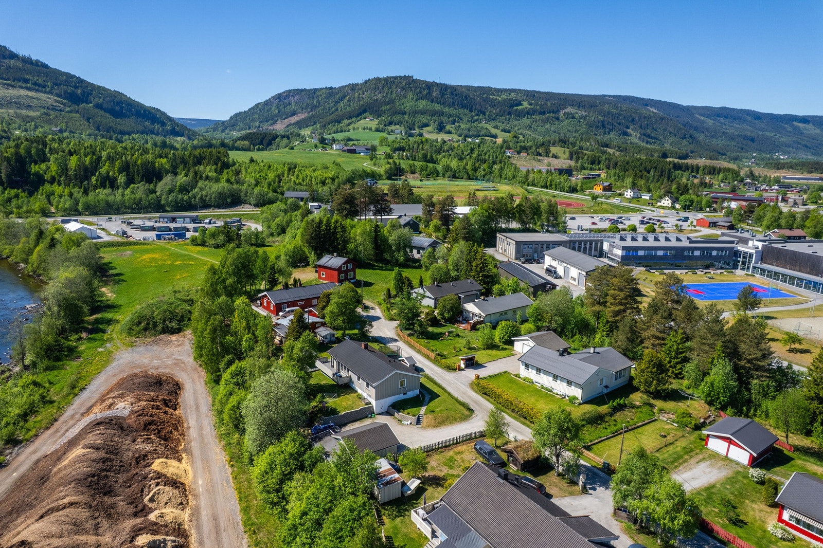 Her bor du med gangavstand til barnehager, barneskole og Gausdal videregående skole, samt det moderne idrettsanlegget Gausdal Arena, som tilbyr blant annet flerbrukshall, treningsrom og uteområder for fotball og friidrett. Galleribilde