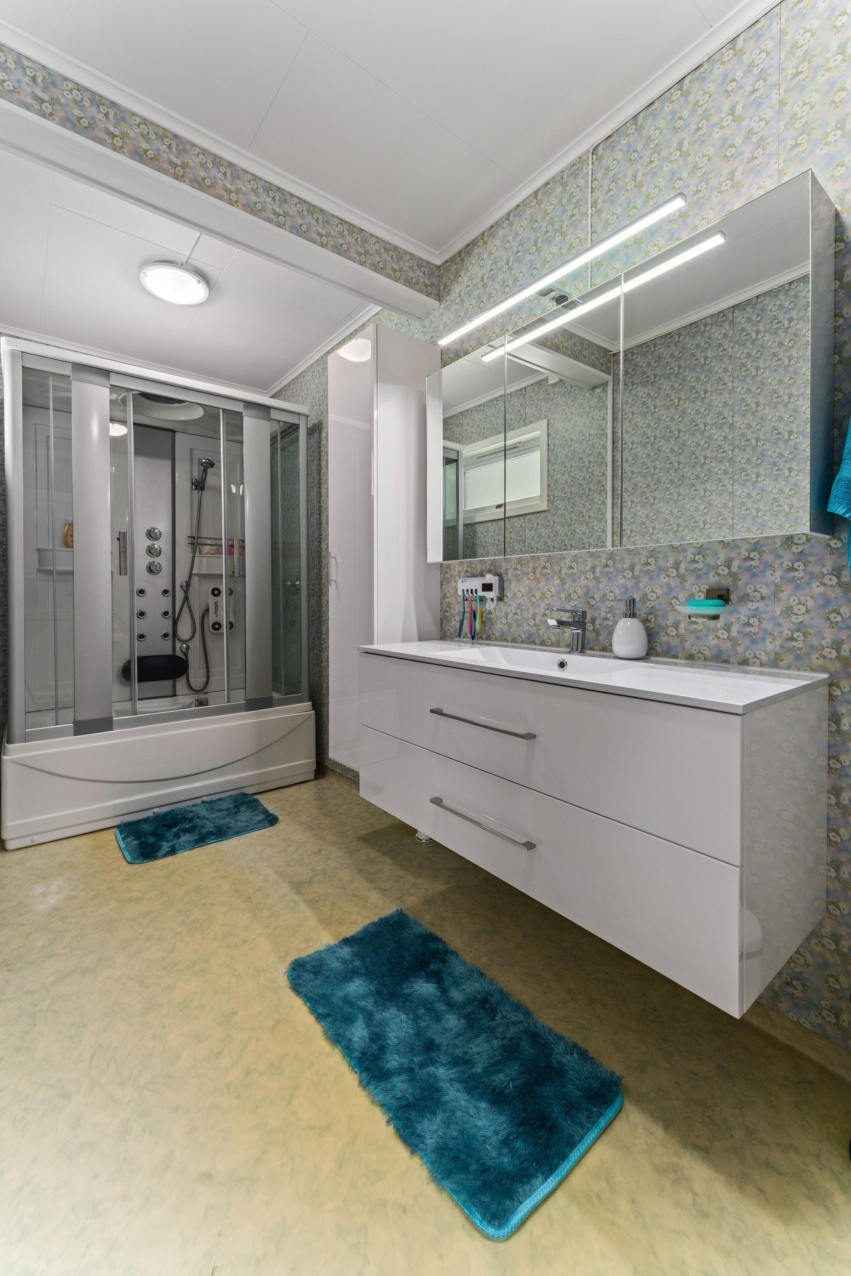 Rommet er utstyrt med ny baderomsinnredning og nytt dusjkabinett med direkte avløp. Galleribilde