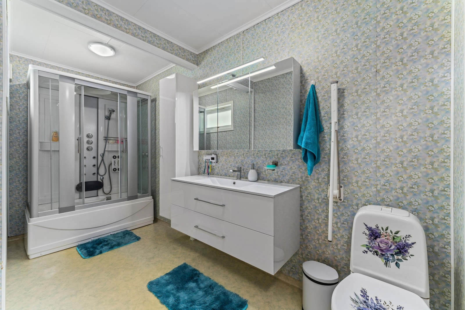 Badet er av god størrelse og har baderomsplater på veggene og vinylbelegg på gulvet. Galleribilde