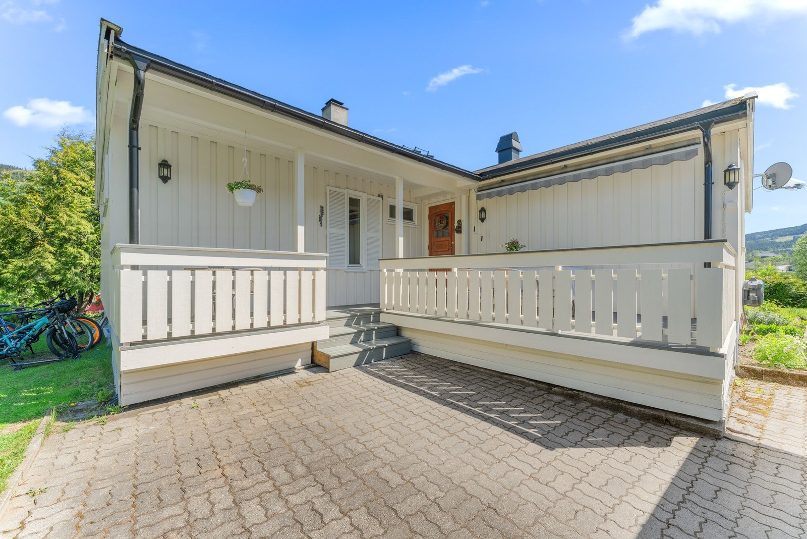 Foran inngangspartiet er det bygget en koselig terrasse med plass til utemøblement og avslapning på fine sommerdager. Galleribilde