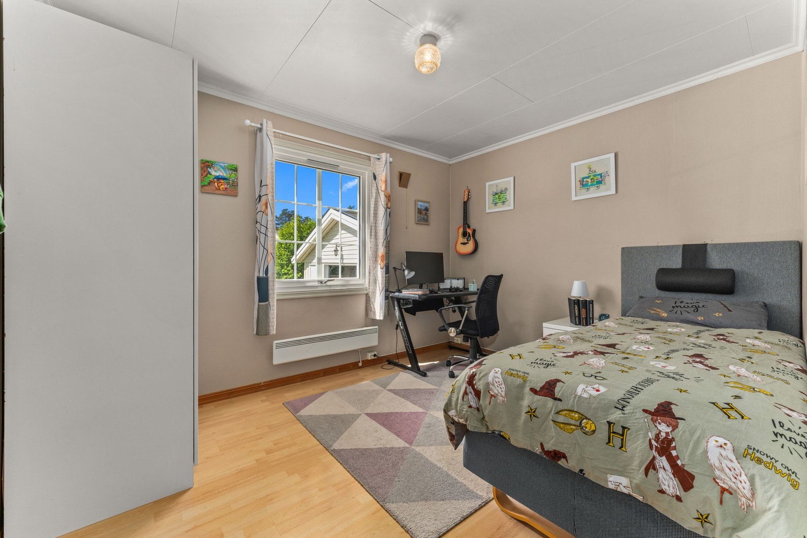 Boligen har ytterligere to soverom av god størrelse, malt i nøytrale og delikate farger. Galleribilde