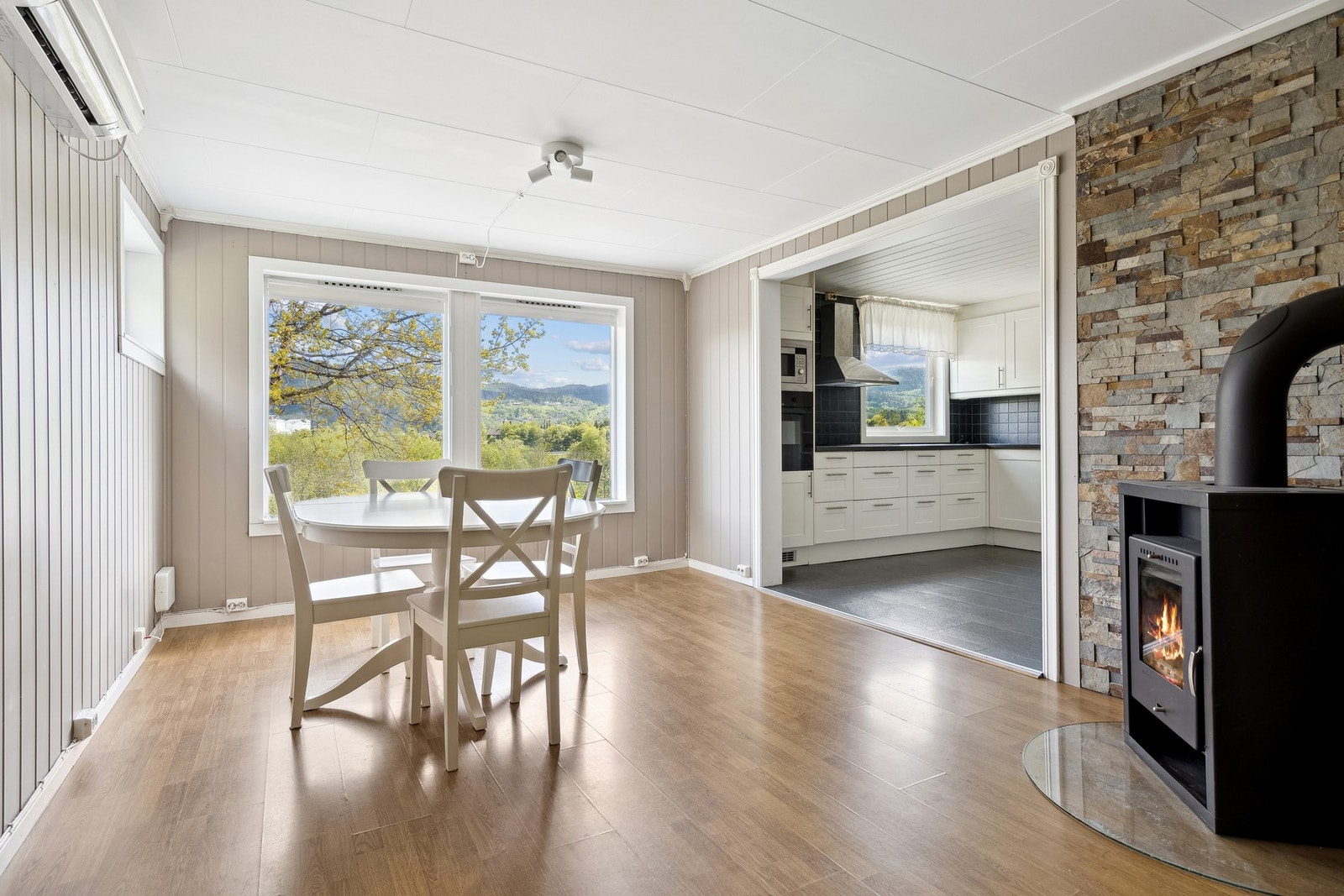 Det er varmepumpe i stuen. Galleribilde