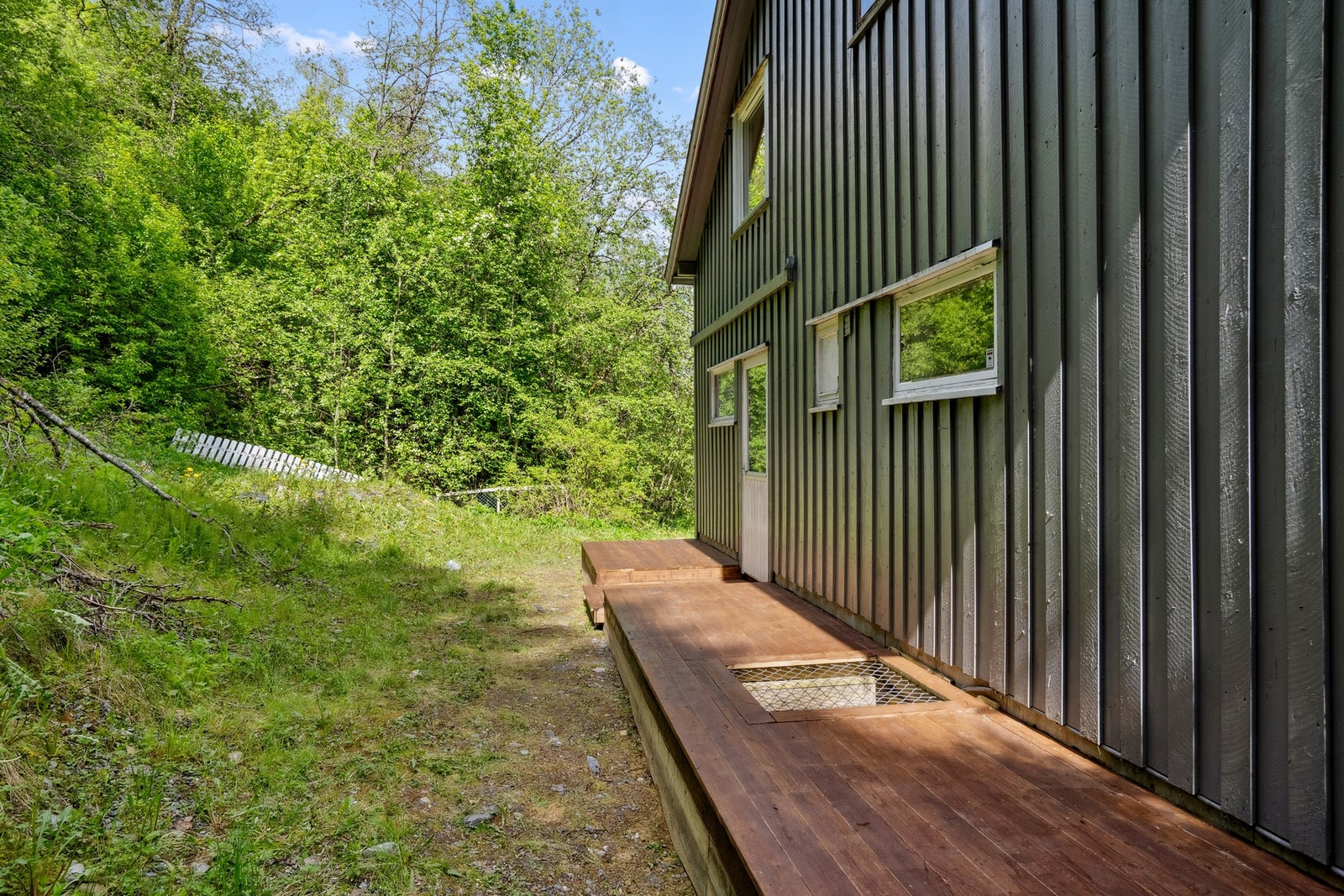 Velkommen! En praktisk og innholdsrik enebolig med egen inngang til sokkel, sentralt plassert på Fannrem. Galleribilde
