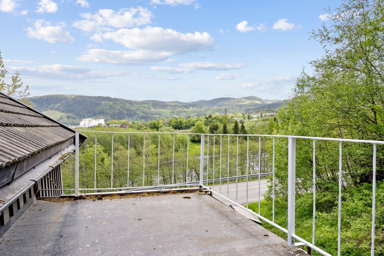 Hyggelig uteplass på balkong. Galleribilde