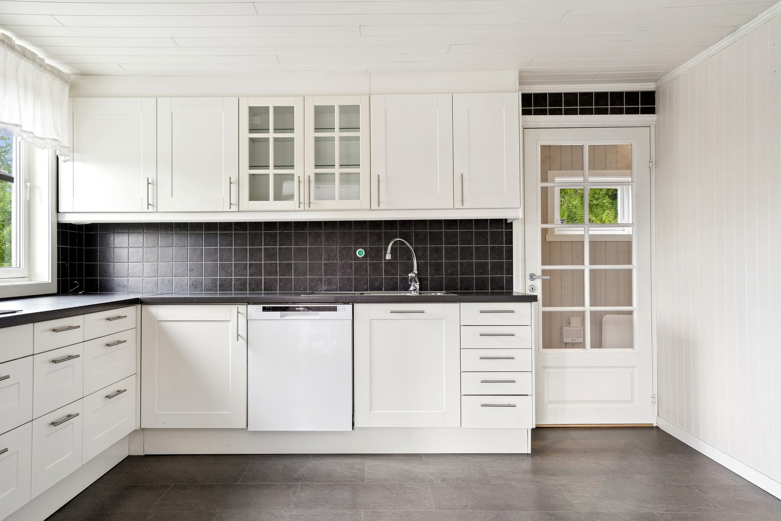 Stilrent interiør med lyse fronter og moderne uttrykk. Galleribilde