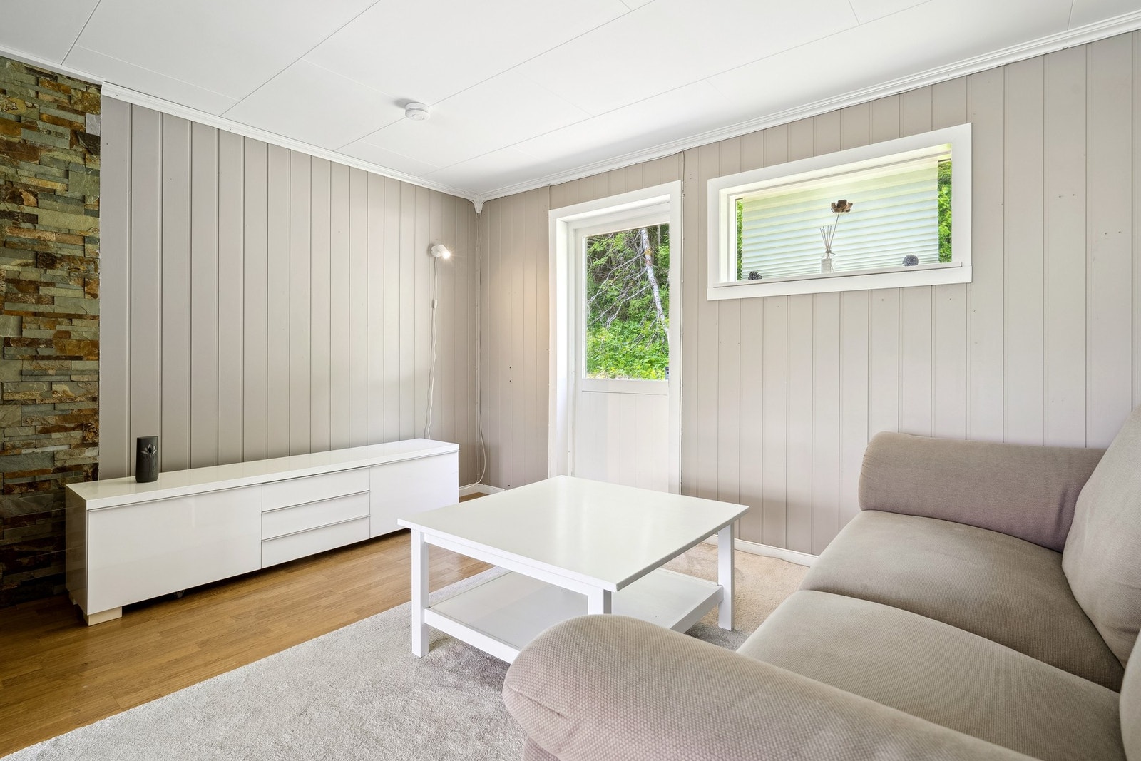 Stuen er malt i lyse og moderne farger. Galleribilde