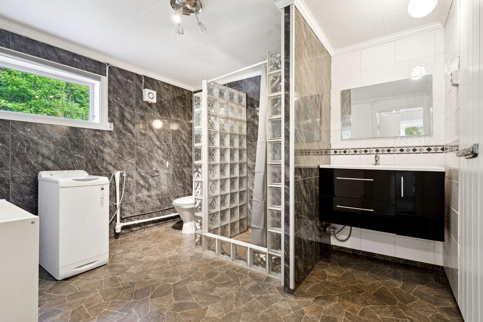 Baderom delvis oppgradert i 2007. Galleribilde