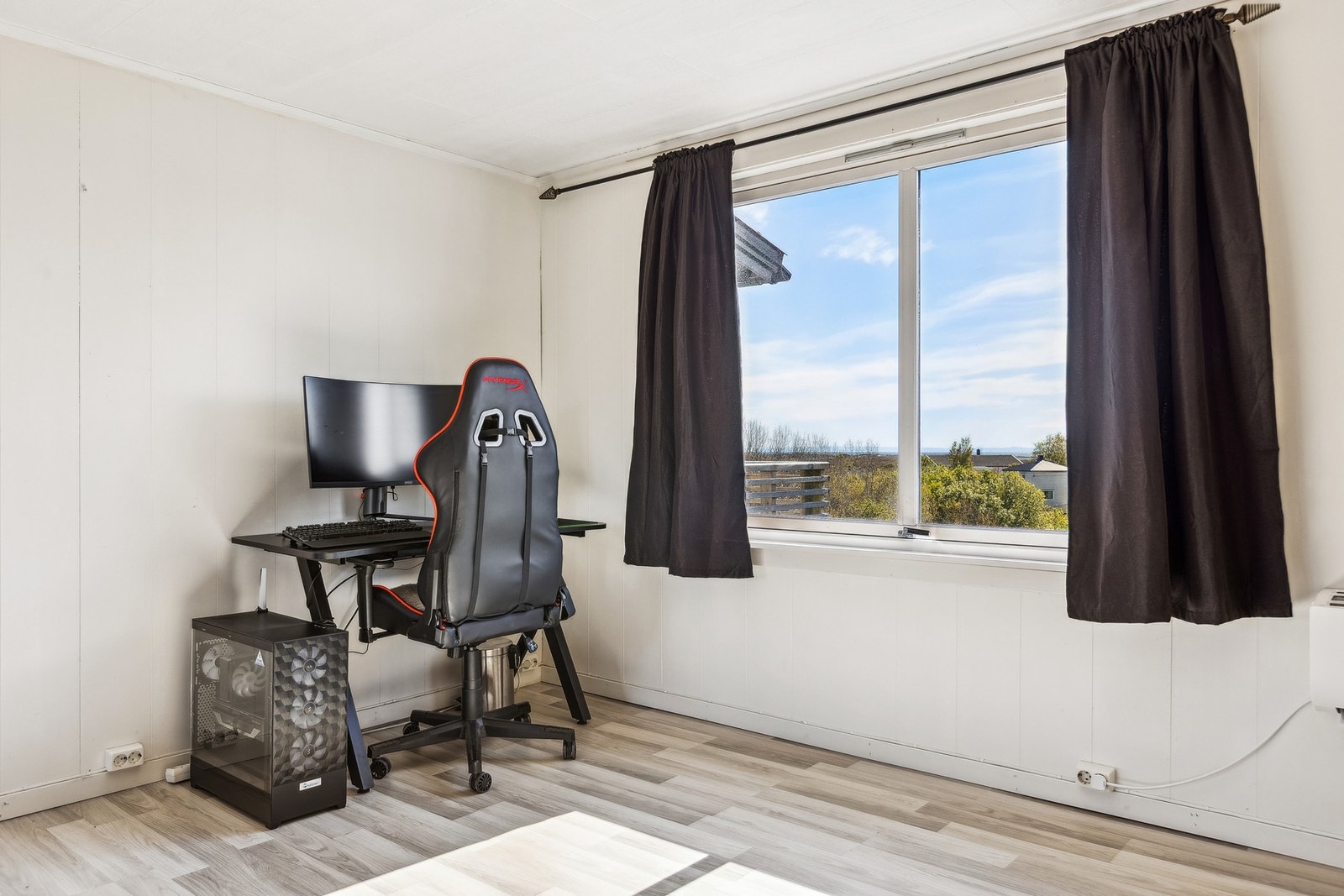 Store vindusflater gir boligen flott lysinnslipp og en luftig romfølelse. Galleribilde