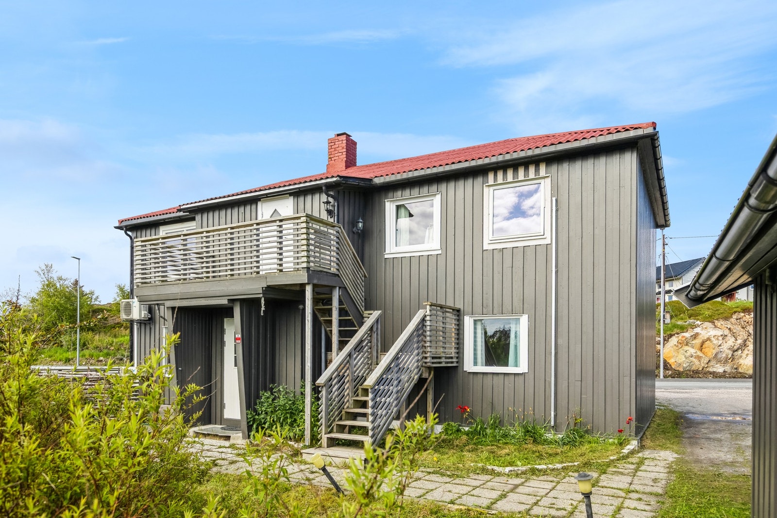 Boligen ligger sentralt til på idylliske Frøya - omgitt av natur, sjøluft og rolige omgivelser. Galleribilde