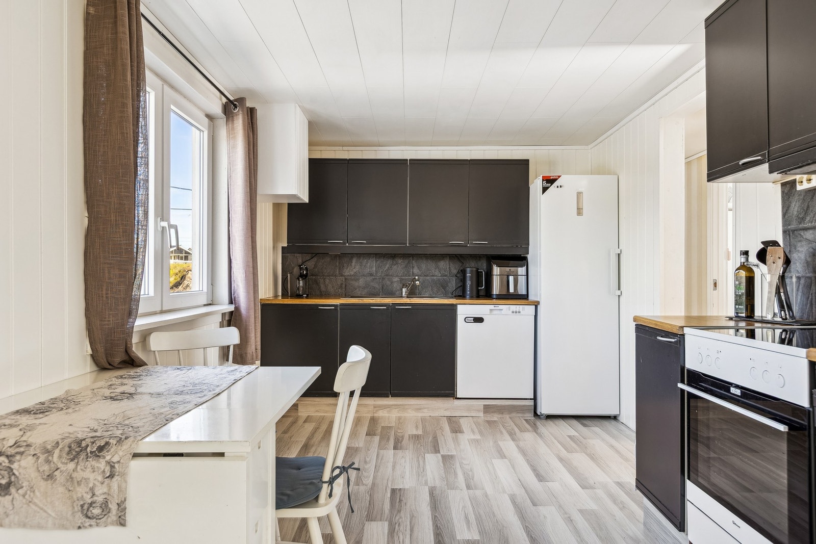 Kjøkkenet har en åpen løsning mot stue, som skaper en luftig og sosial atmosfære. Galleribilde