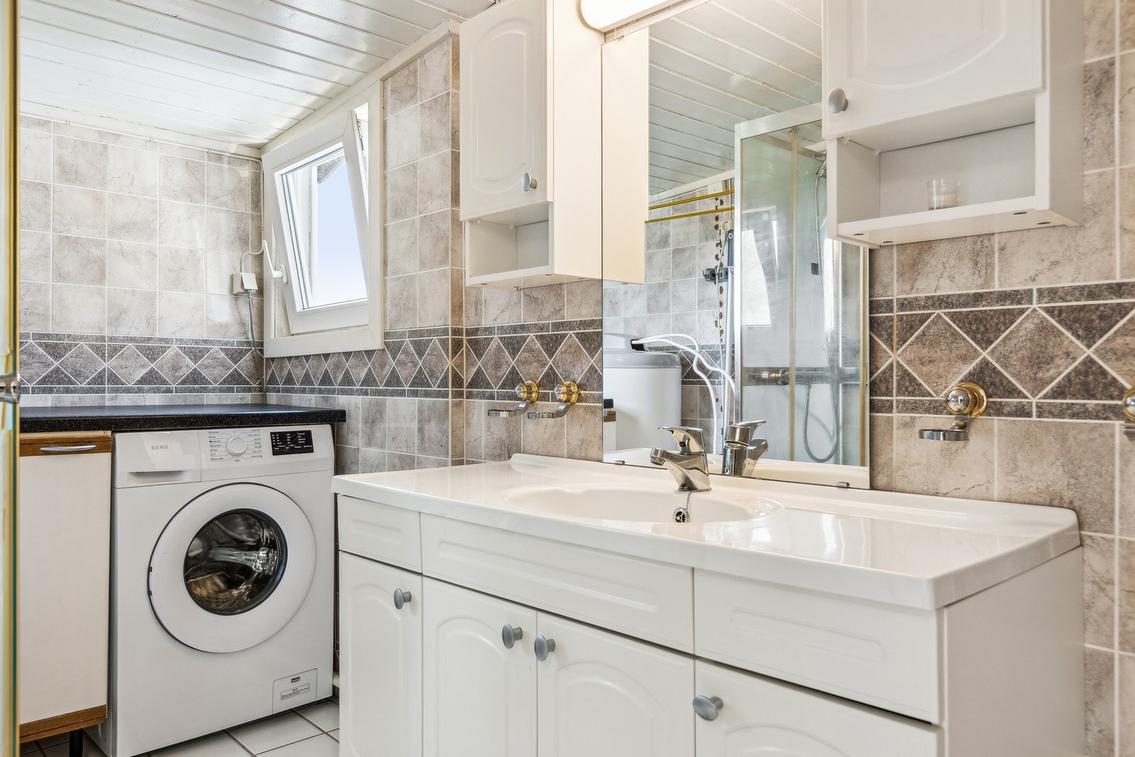 Romslig bad på 6 kvm med gode og praktiske oppbevaringsmuligheter. Galleribilde