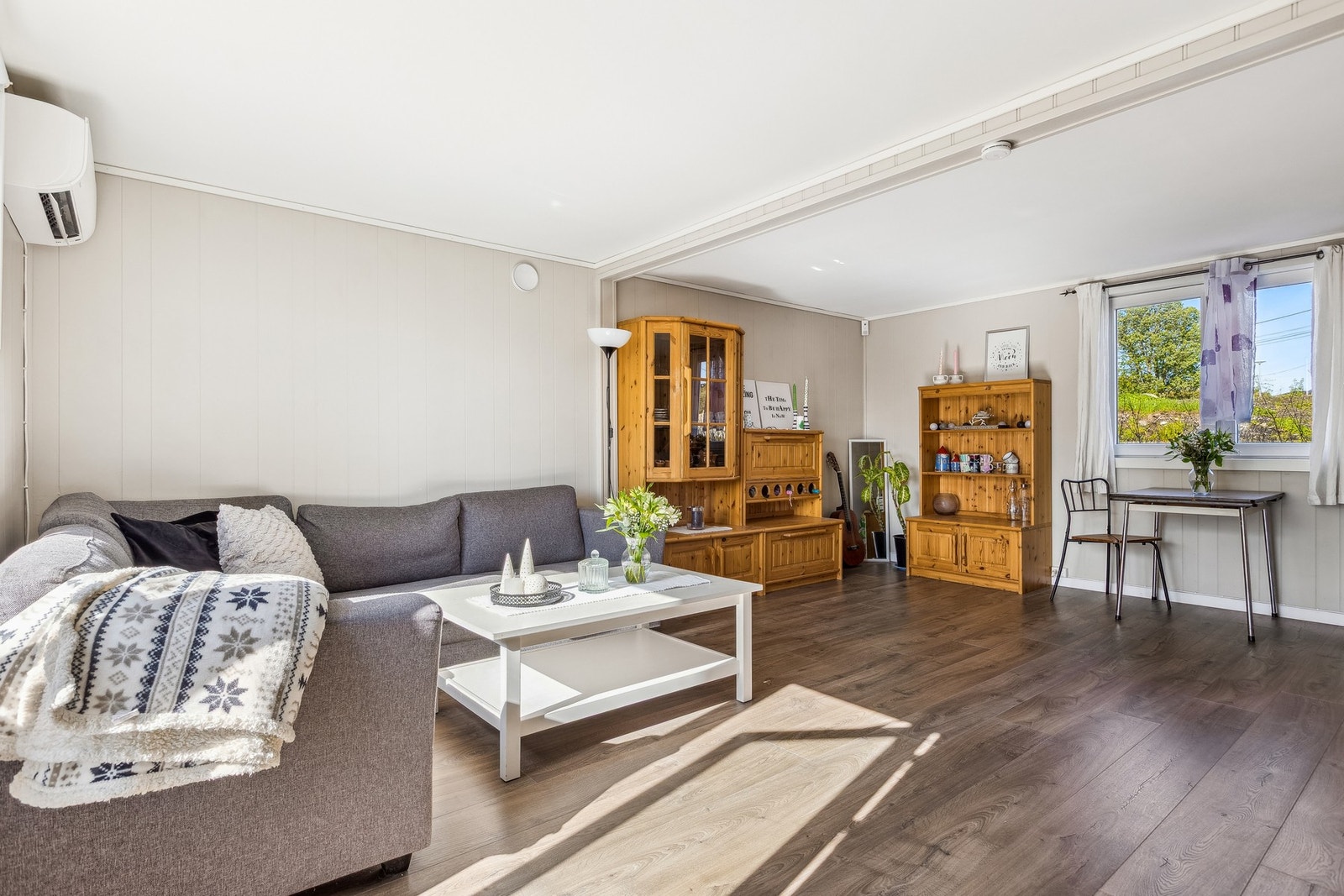 Åpen stue- og kjøkkenløsning gir god romfølelse og naturlig flyt i boligen. Galleribilde