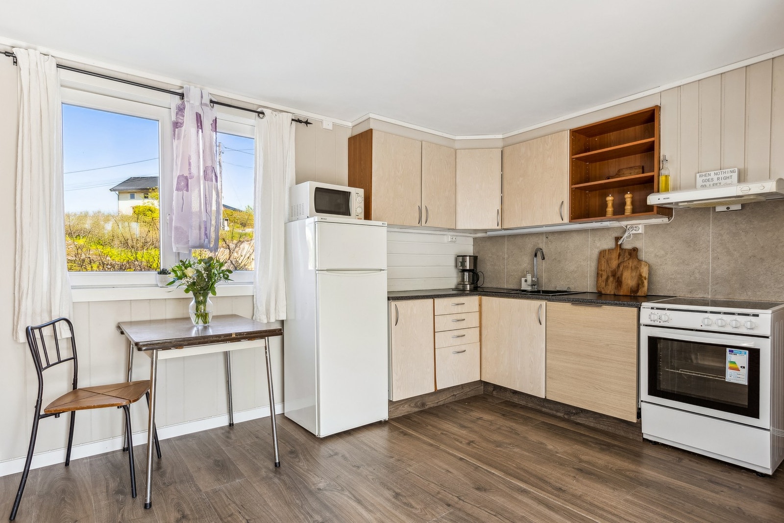 Kjøkkenet ligger i åpen forbindelse med stuen og har praktisk utforming. Galleribilde