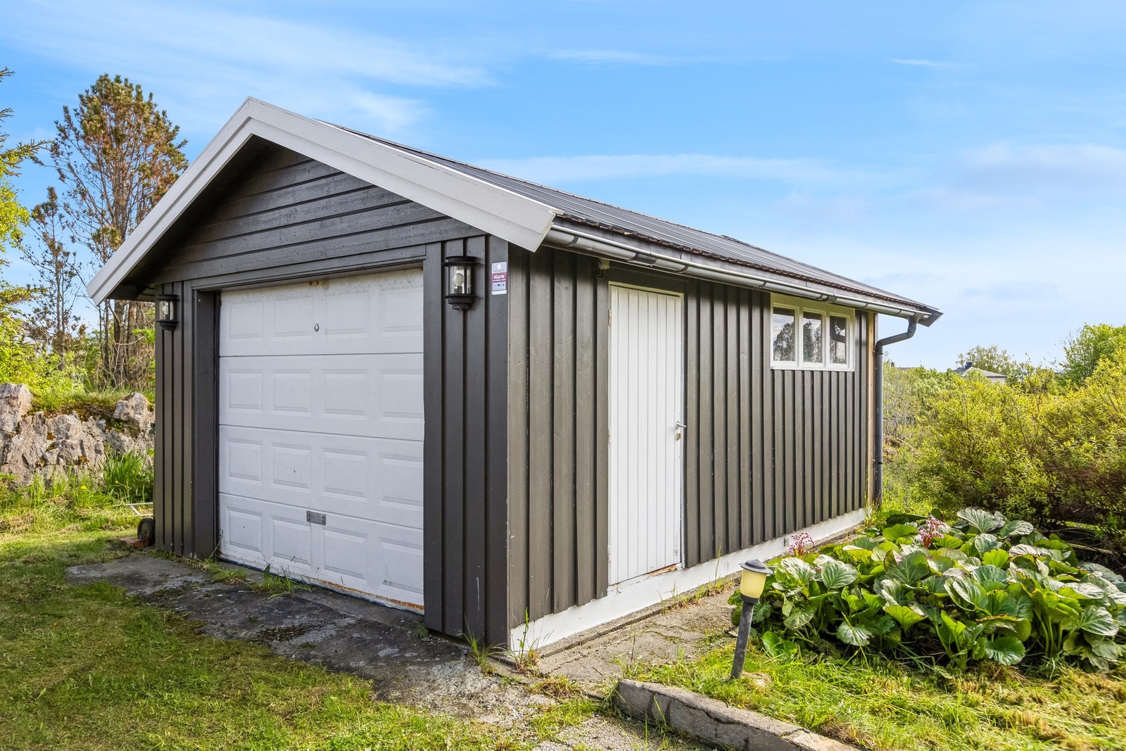 Eneboligen disponerer garasje og flere biloppstillingsplasser på egen tomt. Galleribilde