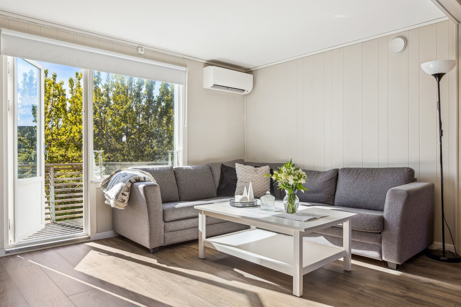 En romslig og innholdsrik enebolig over to plan med godkjent utleiedel,sentral beliggenhet og nærhet til sjø og natur. Galleribilde