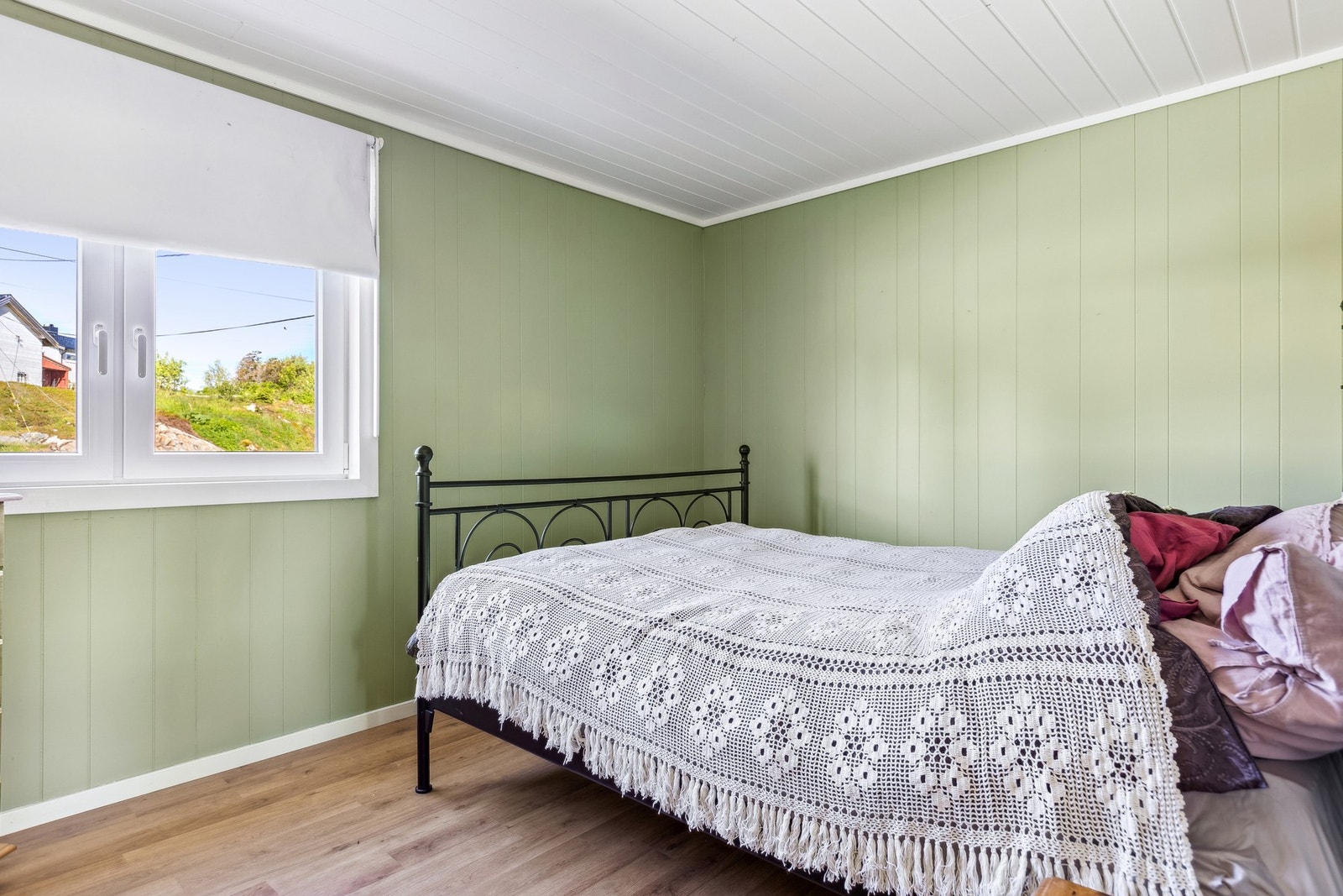 Lyst og romslig soverom med plass til både dobbeltseng, garderobeløsning og fleksibel møblering. Galleribilde