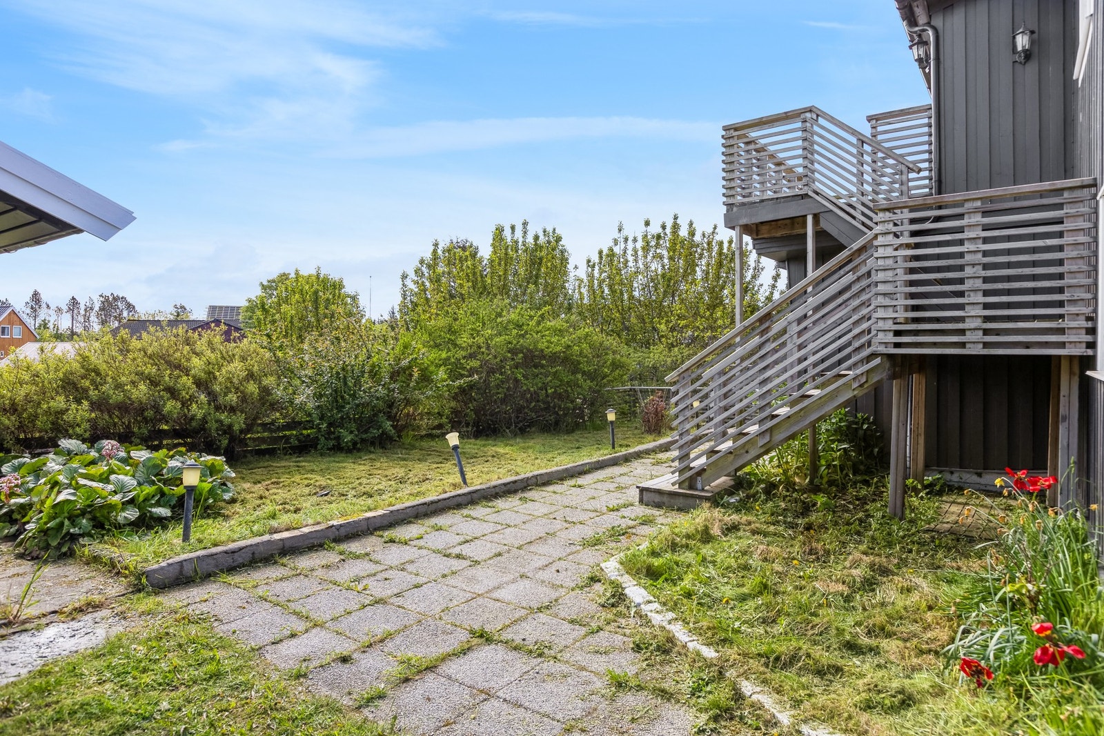 Tomt arealet er opparbeidet med stein, diverse beplantning, uthus og garasje. Galleribilde