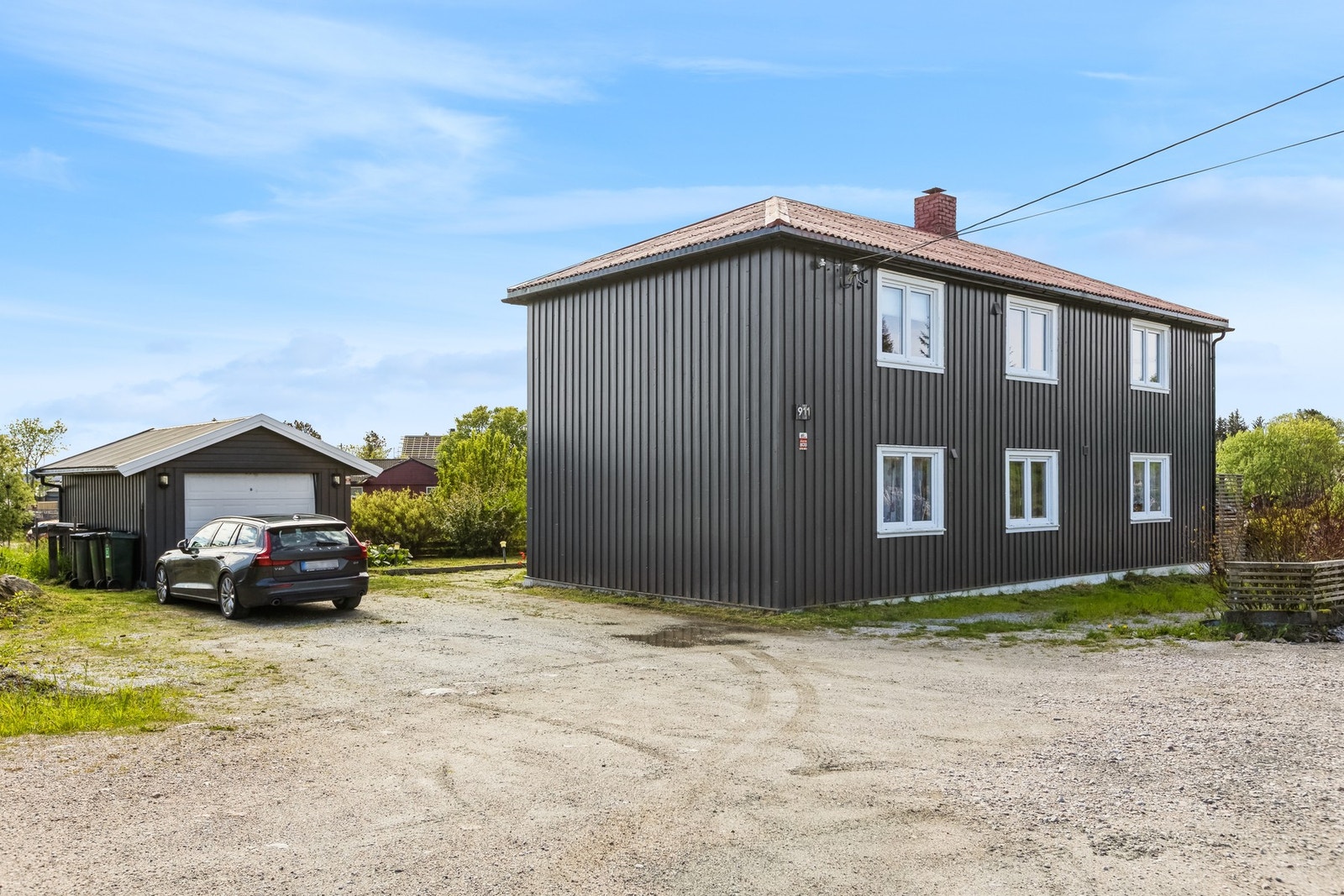 Her får du en fleksibel bolig med mange muligheter - ideell for deg som ønsker ekstra leieinntekter eller en praktisk generasjonsbolig Galleribilde