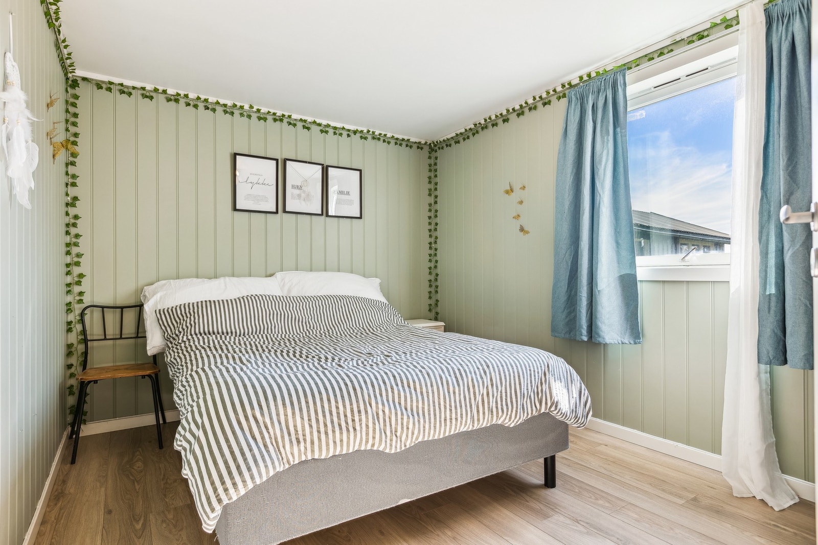 Boligen har totalt fem soverom, med to soverom i boligens første etasje. Galleribilde