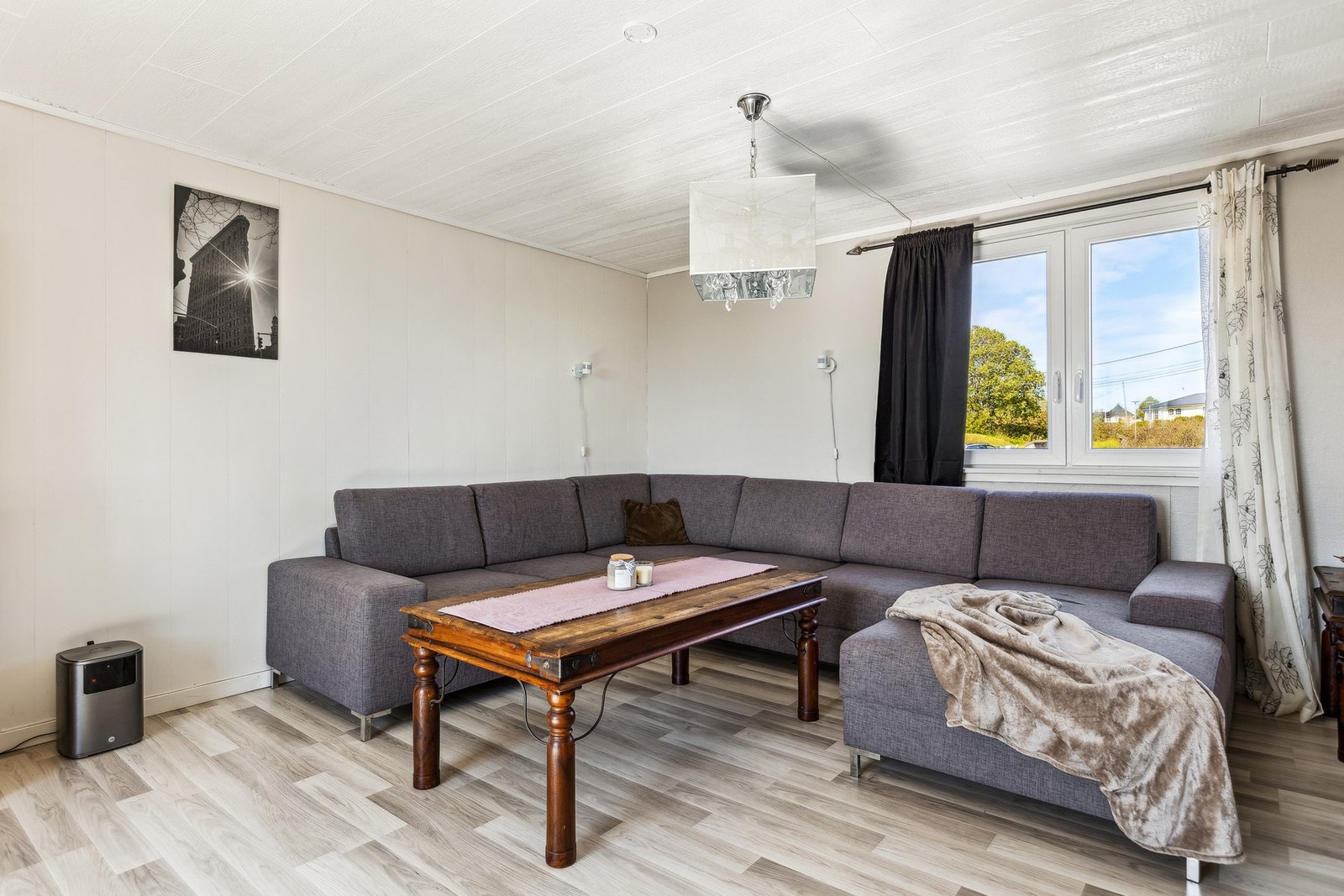 2. etasje består av en åpen stue- og kjøkkenløsning, tre romslige soverom, bad og gang. Galleribilde