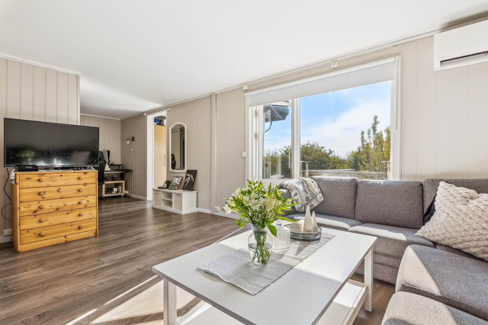 Boligen består av to separate etasjer med egen inngang til 2. etasje via utvendig trapp. Galleribilde