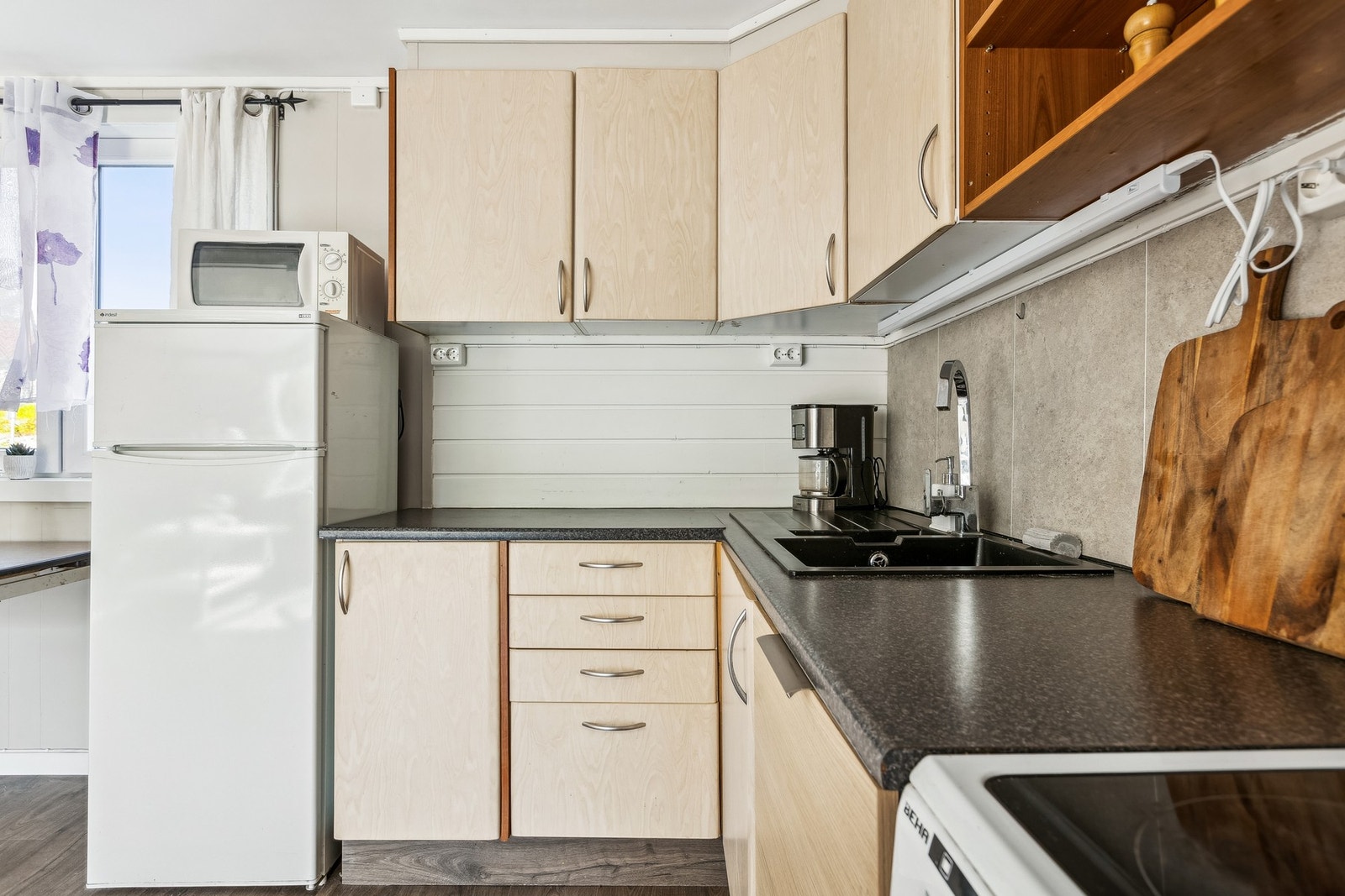 Pent kjøkken med god skapplass og naturlig plassering. Galleribilde