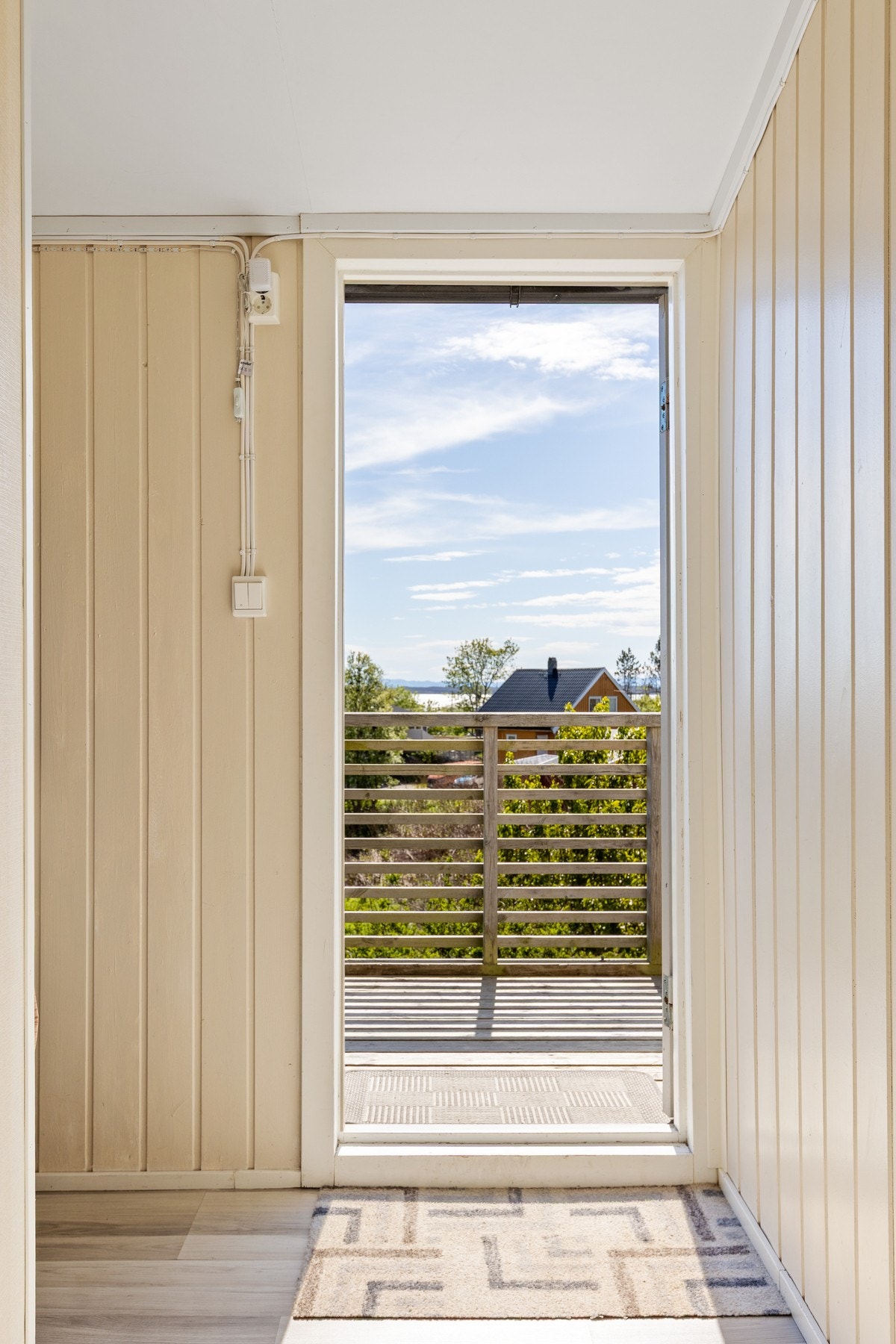 Boligens gang har god størrelse og gir tilgang til oppholdsrom, bad og tre soverom. Galleribilde