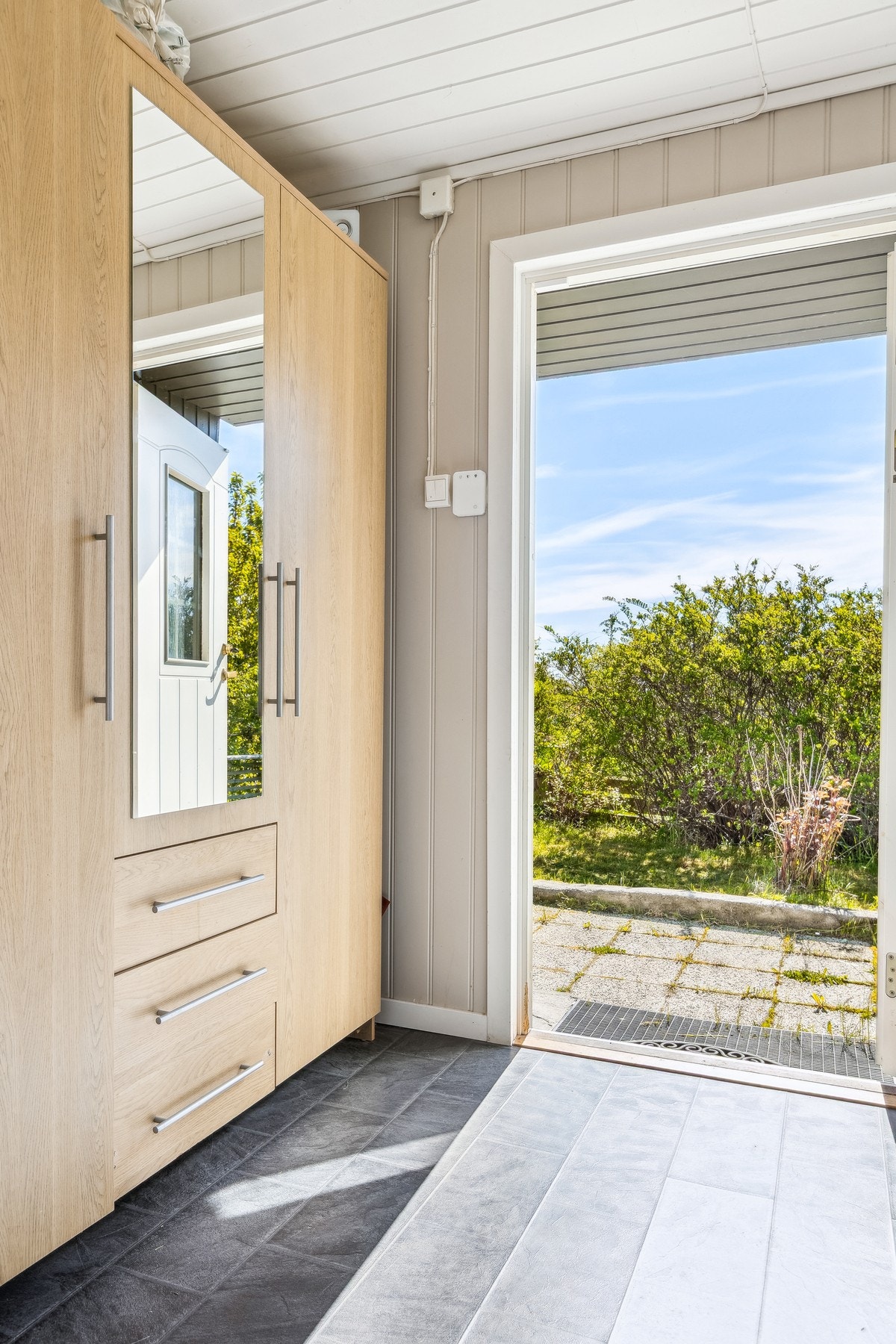 Inngangsparti med god plass til både sko og yttertøy. Galleribilde