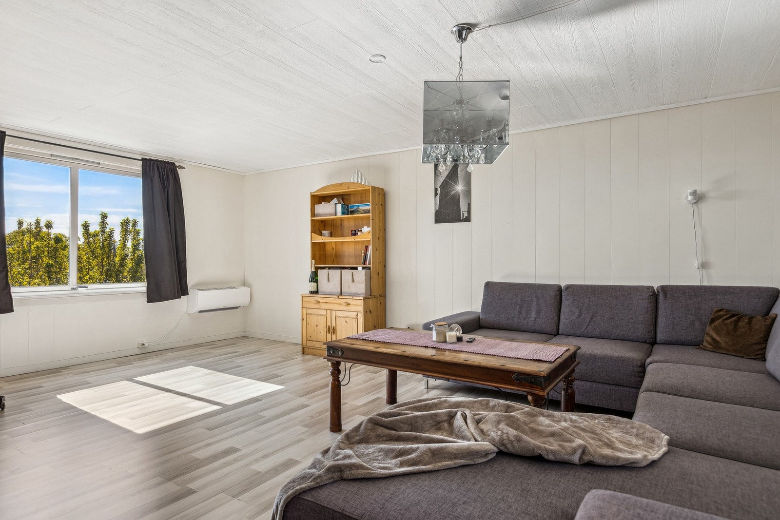 Oppvarming av boligen skjer via elektrisk oppvarming og varmepumpe. Galleribilde