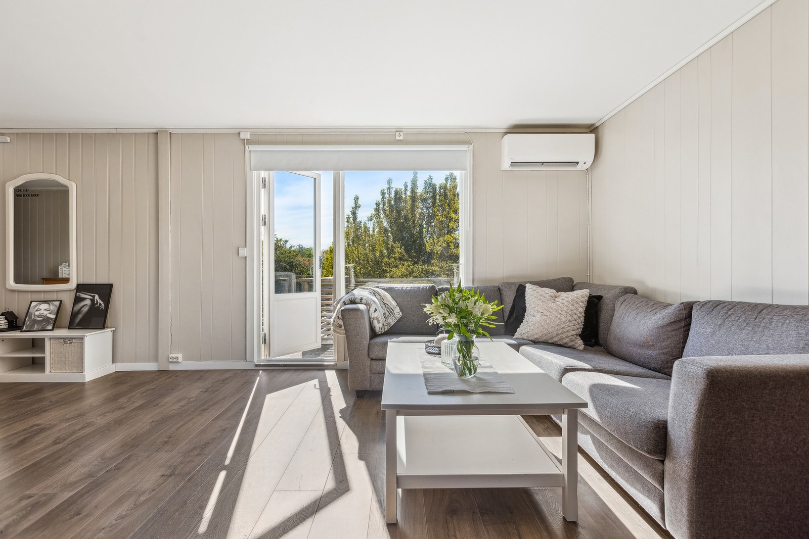 1. etasje er godt utnyttet med åpen stue- og kjøkkenløsning, tre lyse soverom, bad og vindfang. Galleribilde