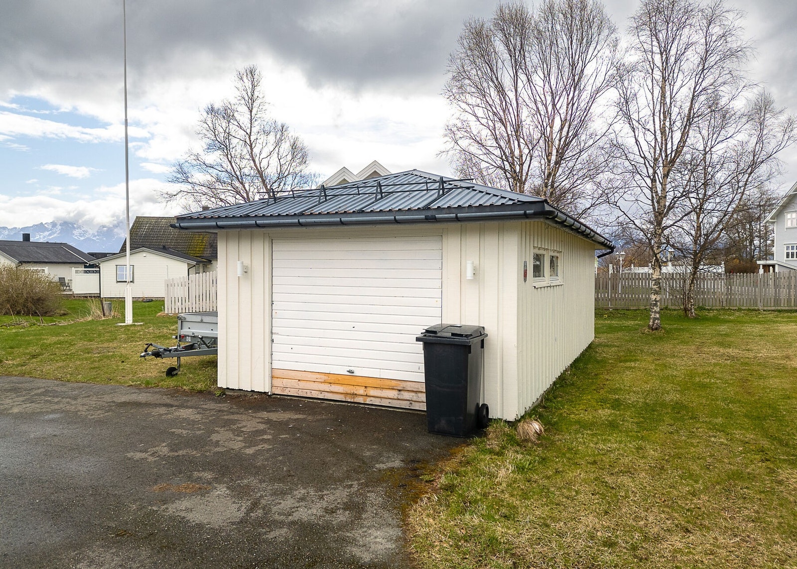 Frittstående garasje med parkering for 1 bil Galleribilde
