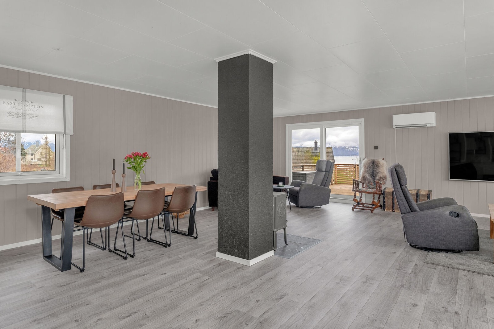 Romslig stue med flere soner for diverse møblering Galleribilde