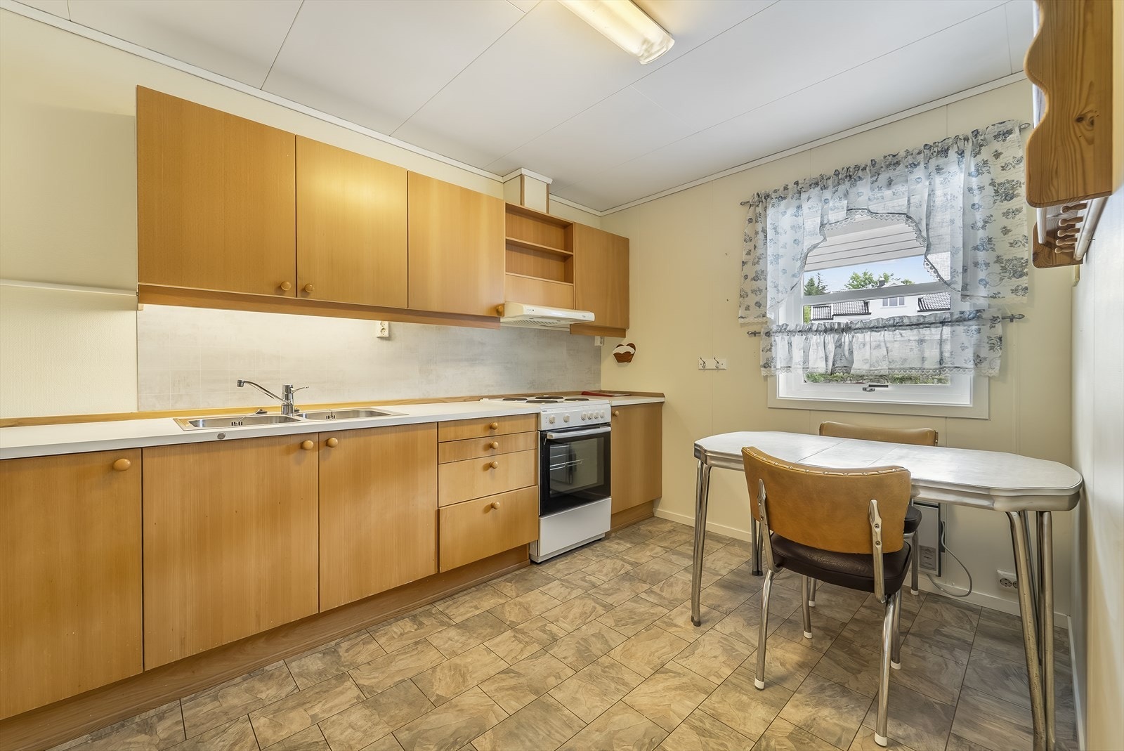 Leiligheten har originalt kjøkken med avsatt plass til enkeltstående hvitevarer. Plass til spisebord. Galleribilde